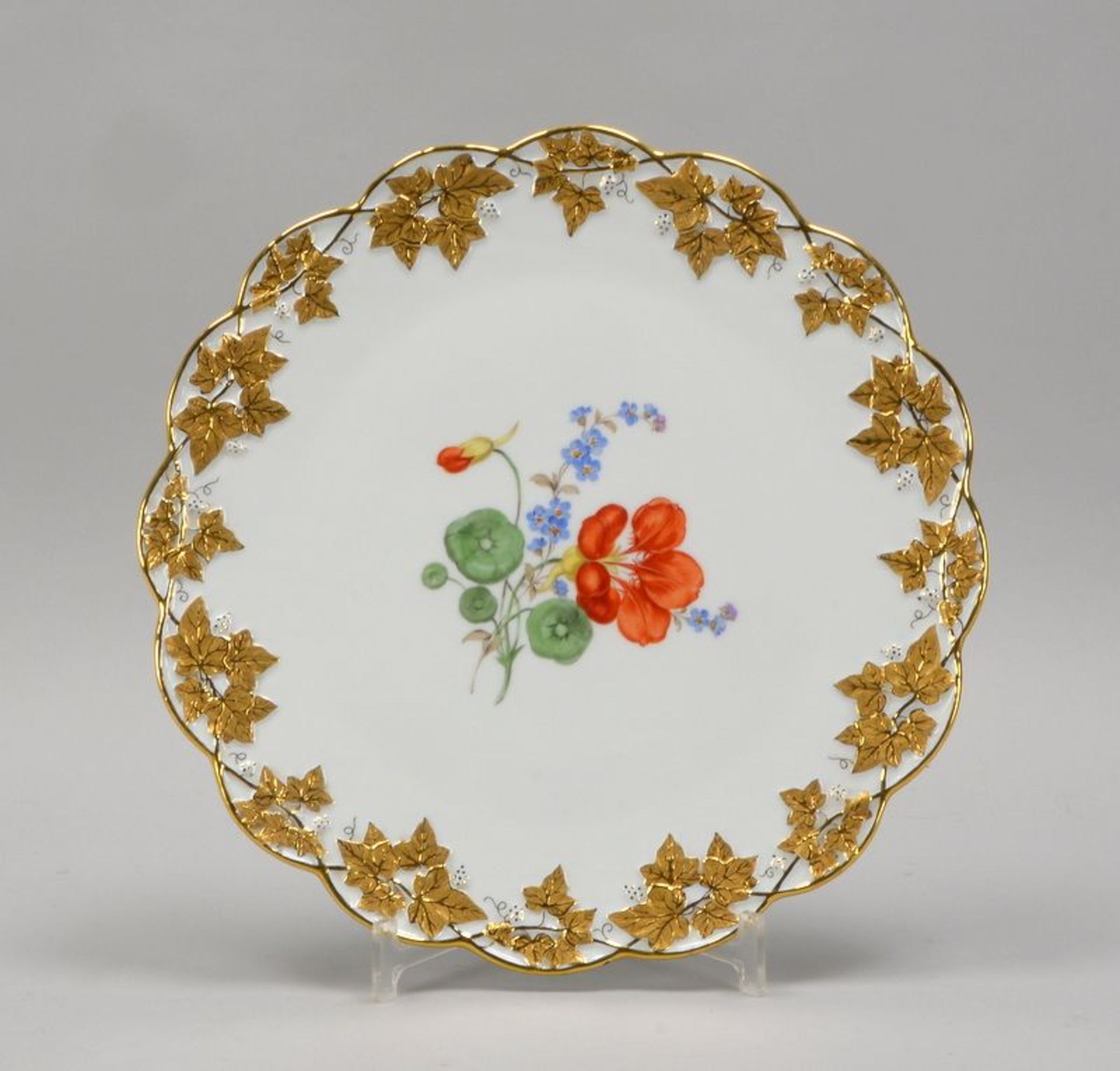 Meissen (Punktzeit, 2-gestrichen), Kuchenplatte, im Spiegel mit Blumendekor, &#039;Efeublatt&#039;-G