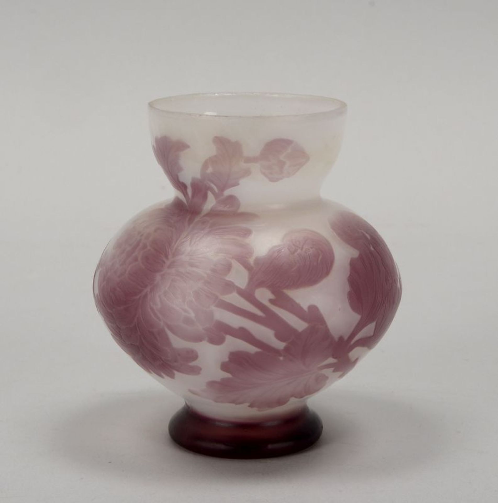 Glasvase, farbloses Glas mit opalwei&szlig;en Pulvereinschmelzungen, mit floralem Dekor (&#039;Geran