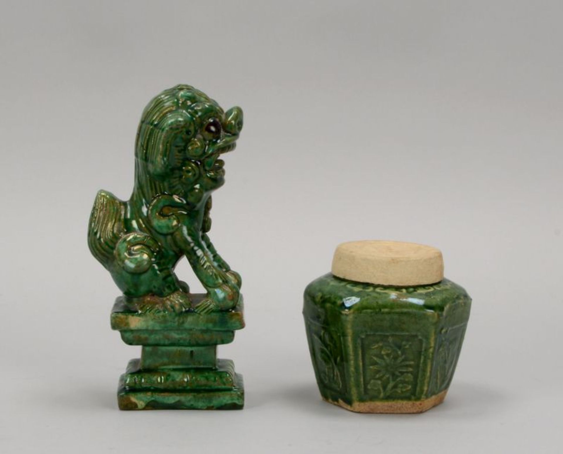 2 Asia-Sammlerobjekte, Steinzeug, gr&uuml;n lasiert: Deckelgef&auml;&szlig; (China), facettierte Wan - Bild 2 aus 2