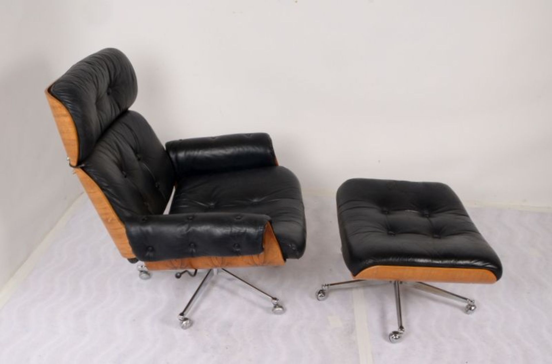 Lounge Chair/Ottomane (Charles &amp; Ray Eames-Nachbau) mit Fu&szlig;hocker, Holzgestell, mit Lederb - Bild 2 aus 3