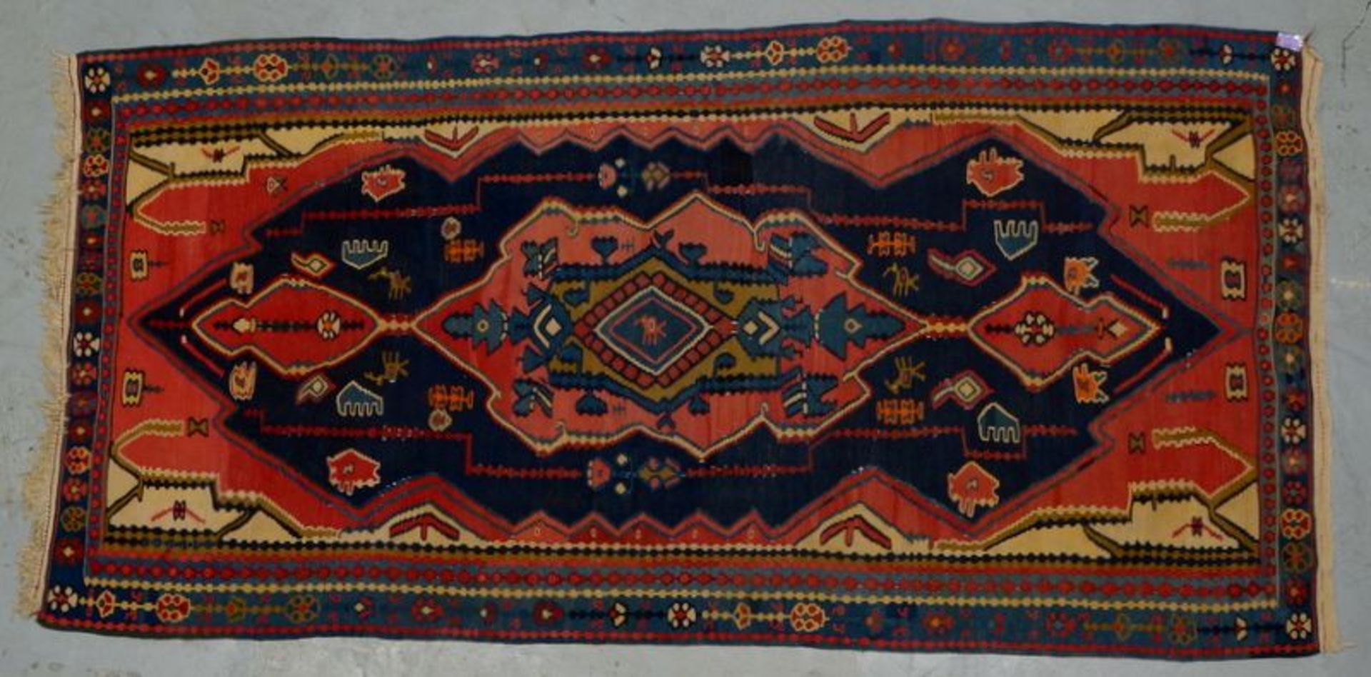 Antiker Kelim, Pflanzenfarben, mit Abrasch, in sehr gutem Zustand; Ma&szlig;e 250 x 122 cm