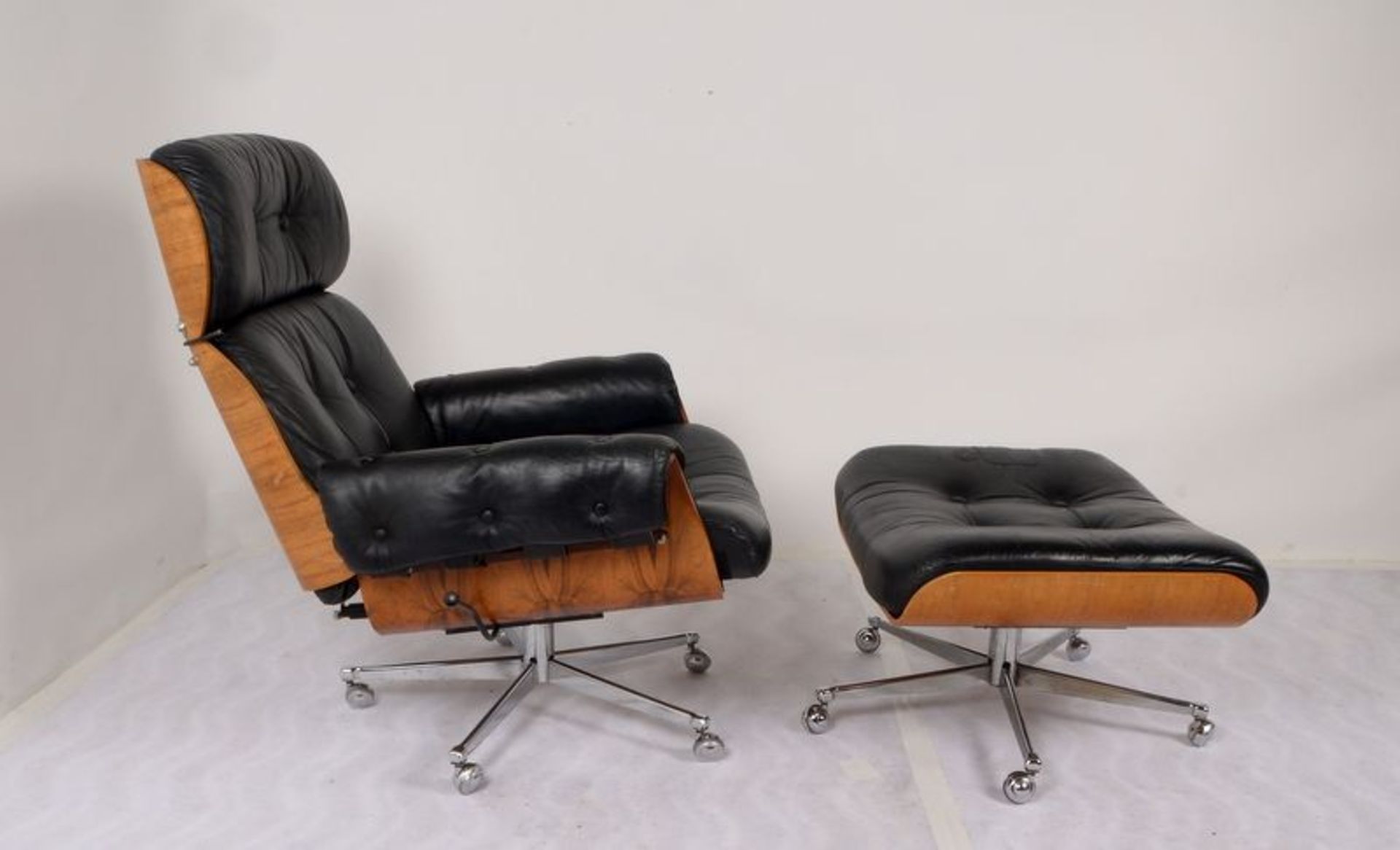 Lounge Chair/Ottomane (Charles &amp; Ray Eames-Nachbau) mit Fu&szlig;hocker, Holzgestell, mit Lederb - Bild 3 aus 3