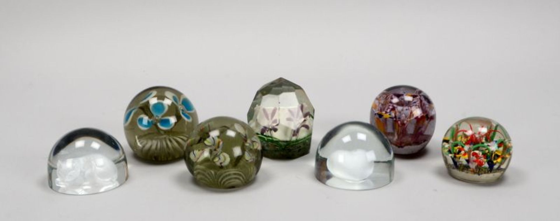 Kleine Sammlung Glas-Paperweights, unterschiedliche Ausf&uuml;hrungen und Dekore, 7 St&uuml;ck; H&ou