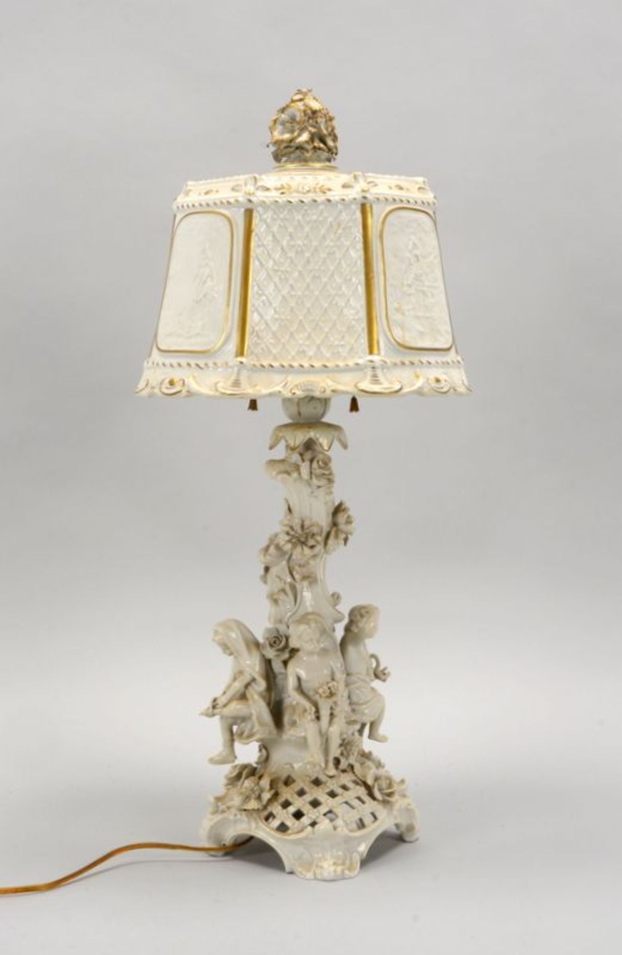 Porzellan-Tischlampe (verschiedene Manufakturen), 2-flammig, mit fig&uuml;rlichem Schaft/Porzellanma
