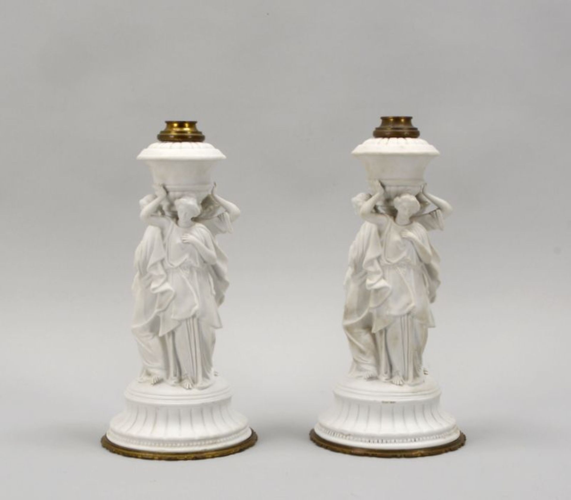 2 Biskuitporzellanfiguren, oben mit Metallmontierung (mit offenem Innengewinde - evtl. als Kerzenleu