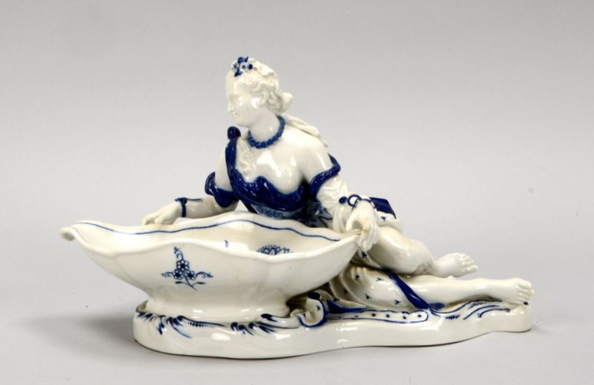 Meissen, Porzellanfigur (Schwertermarke, 4-gestrichen), &#039;Frau mit Schale&#039;, Schale mit Zwie - Bild 2 aus 4