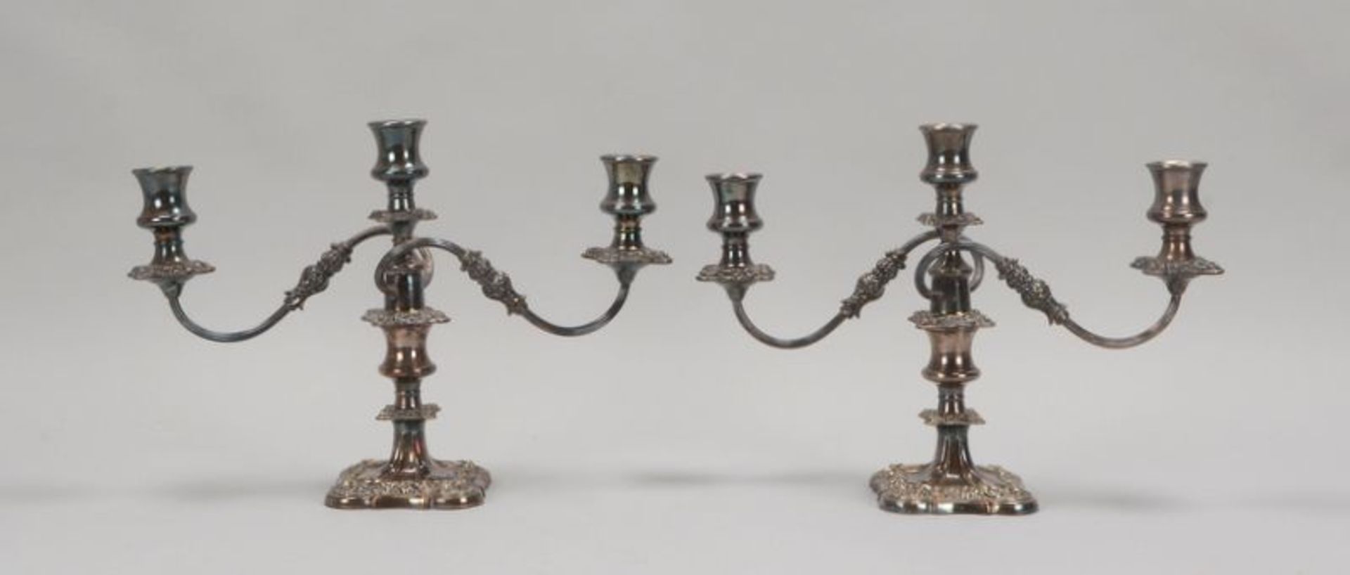 Paar Tischkerzenleuchter (England), 3-flammig, versilbert, 2-teilig, mit reichem floralem Reliefdeko - Image 2 of 4