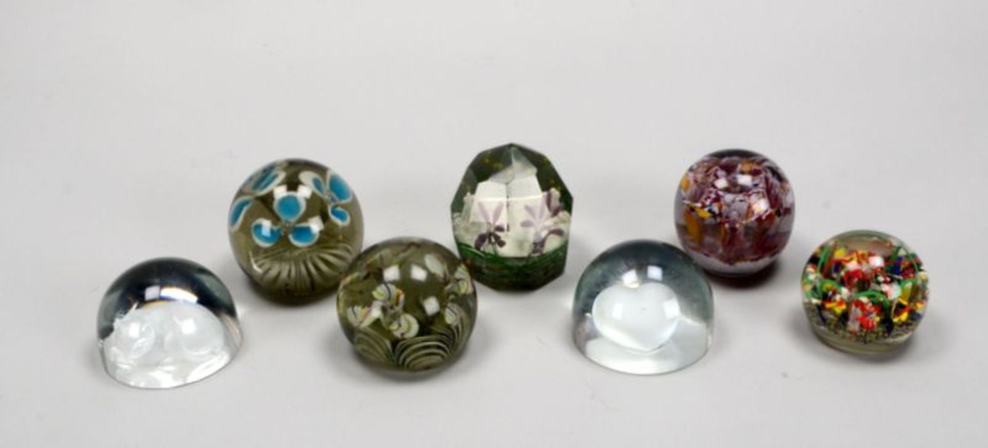 Kleine Sammlung Glas-Paperweights, unterschiedliche Ausf&uuml;hrungen und Dekore, 7 St&uuml;ck; H&ou - Bild 2 aus 2