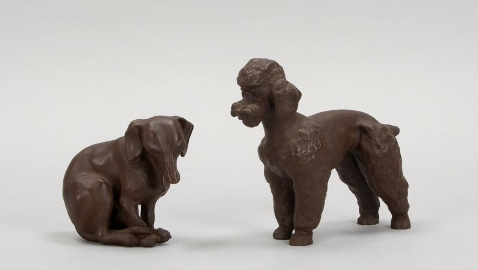 Meissen, 2 B&ouml;ttchersteinzeug-Figuren, &#039;Hunde&#039;: 1x &#039;Pudel&#039;, Figur 2-gestrich