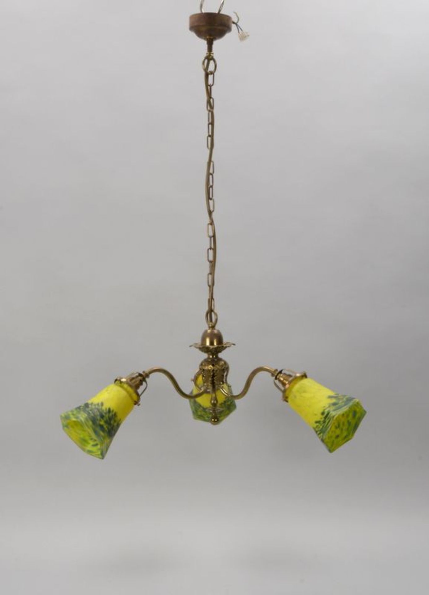 Deckenlampe, 3-armig, Messinggestell, mit bl&uuml;tenf&ouml;rmigen Glasschirmen; H&ouml;he 85 cm, Du - Bild 2 aus 2