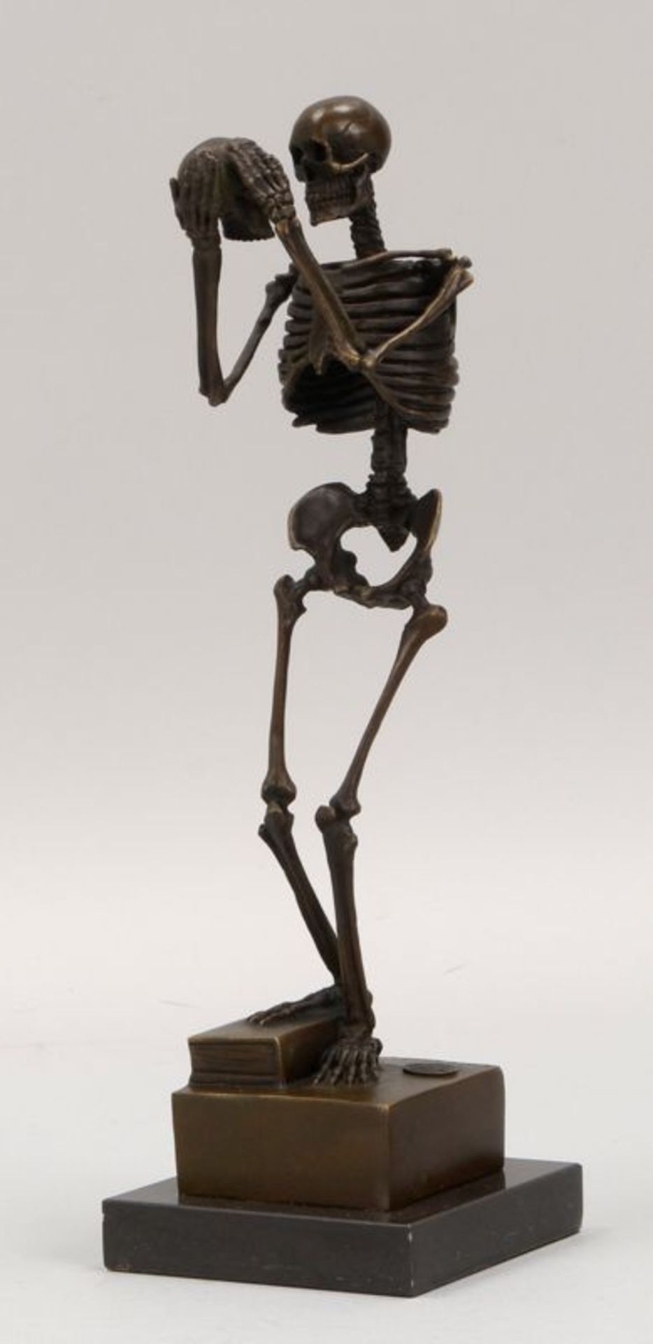 Bronzeskulptur, &#039;Death Contemplating&#039; - (Skelett mit Totensch&auml;del), signiert &#039;Ca