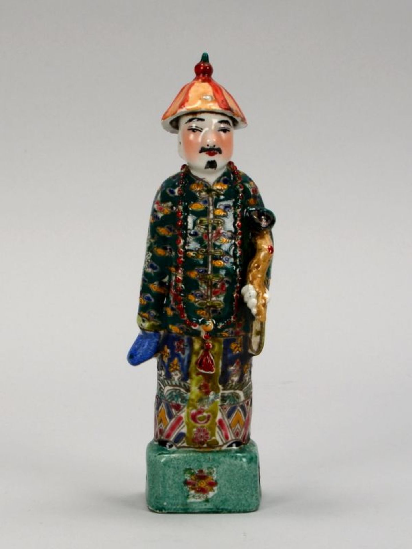 Porzellanfigur (China), &#039;Mann mit Ruyi-Zepter&#039;, polychrome Handbemalung, mit &#039;Vier-Ze