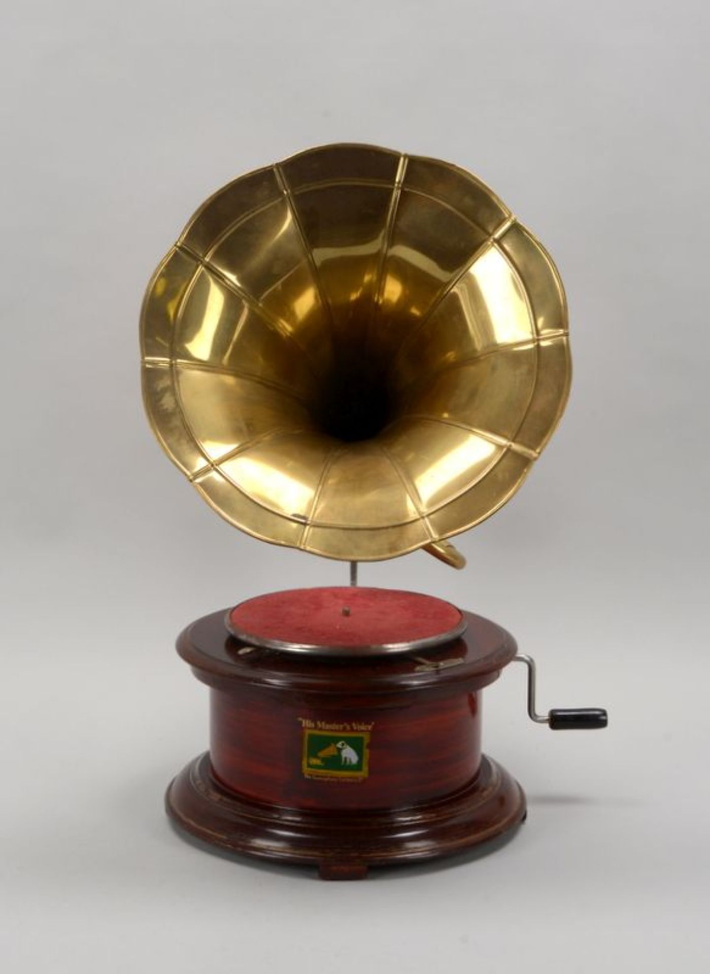 Grammofon, &#039;His Master&#039;s Voice&#039;, rundes Holzgeh&auml;use, mit Kurbel und Messingtrich