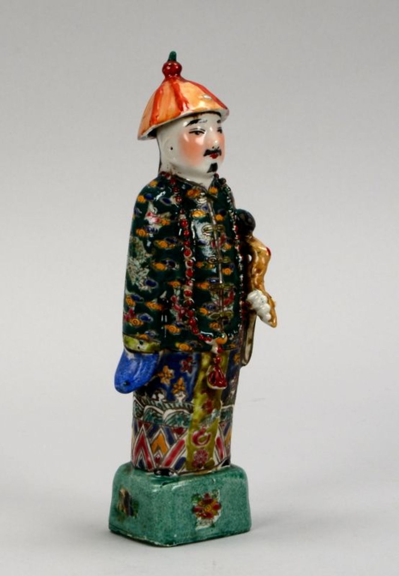 Porzellanfigur (China), &#039;Mann mit Ruyi-Zepter&#039;, polychrome Handbemalung, mit &#039;Vier-Ze - Bild 2 aus 3