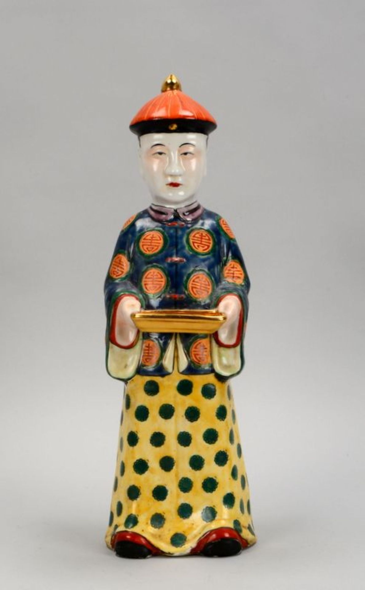 Porzellanfigur (China), &#039;Mann mit goldener Schale&#039;, Figur mit polychromer Bemalung, partie
