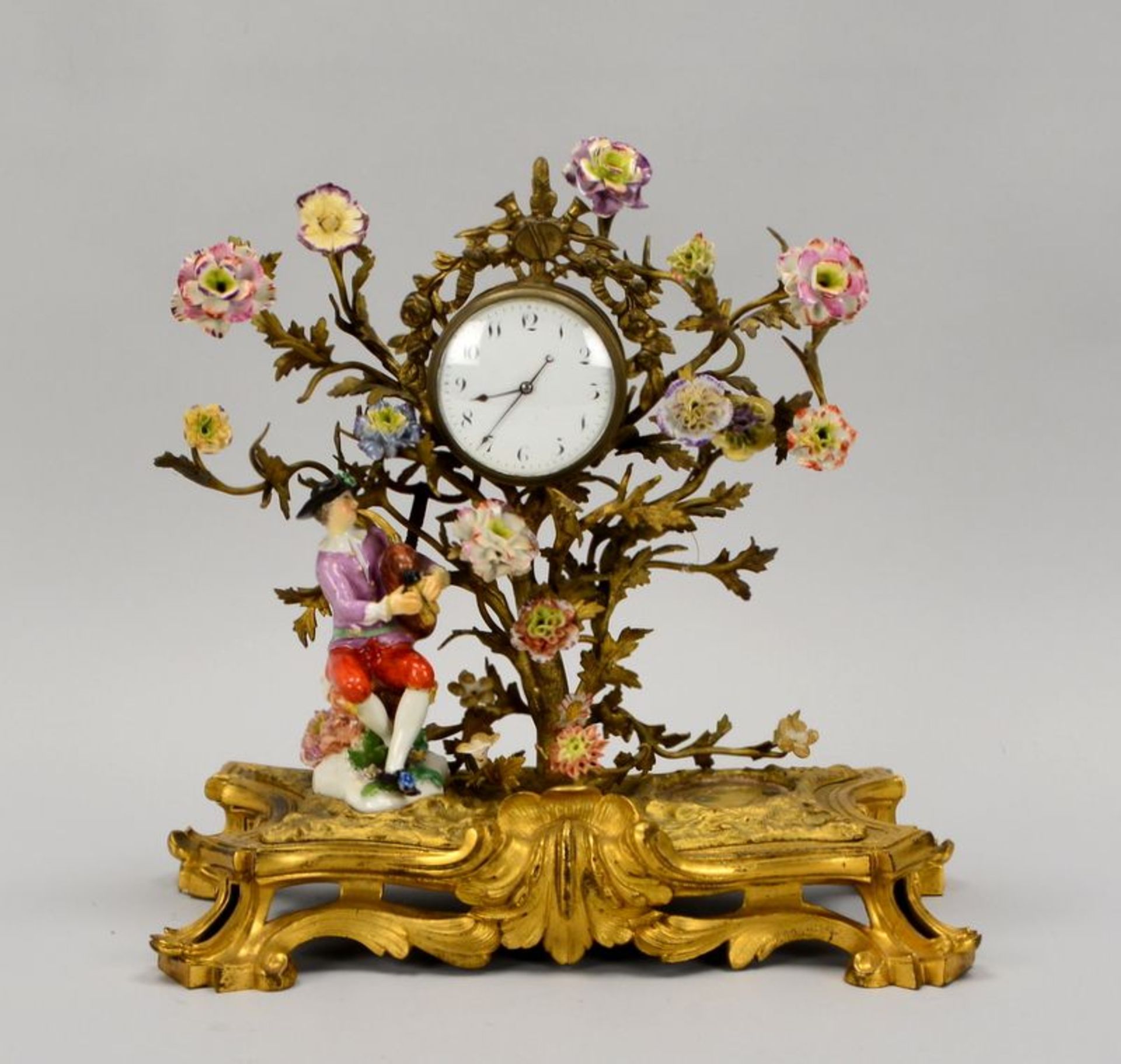 Fig&uuml;rliche Porzellan-Tischuhr, &#039;Bl&uuml;tenbaum&#039;, Uhr auf feuervergoldetem Bronze-Sta