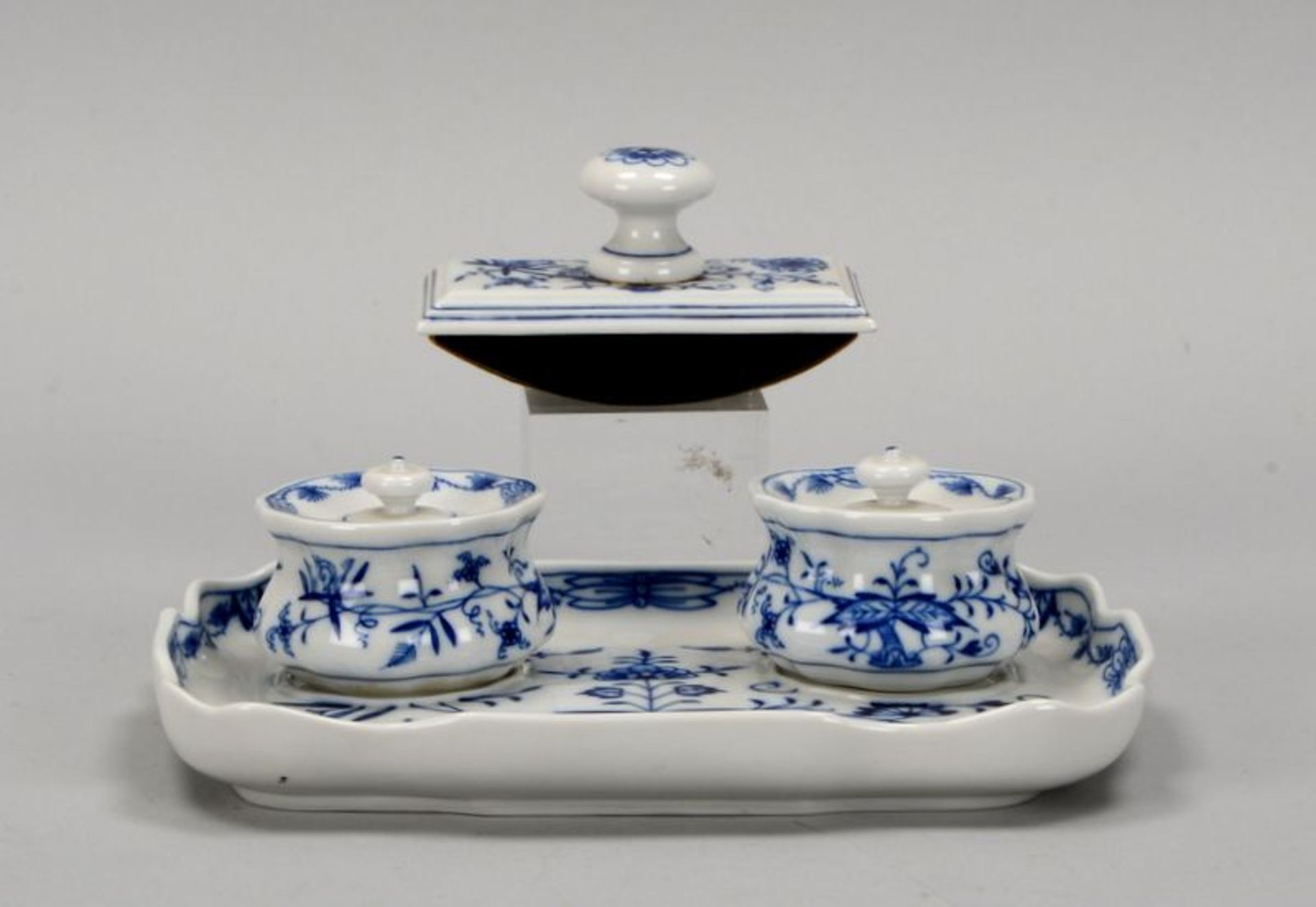 Schreibtisch-Accessoires, Meissen (2-gestrichen), jeweils mit Zwiebelmuster: 2x Tintenf&auml;sser un