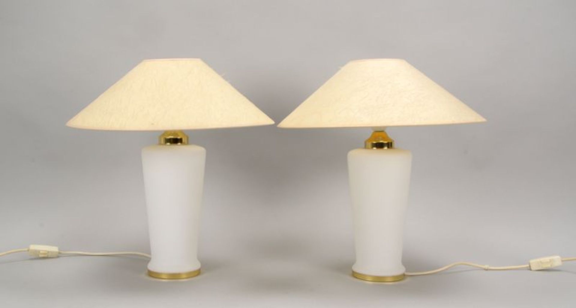 Paar Tischlampen, Muranoglas, 2-flammig/davon je einzelne Flamme im Glaskorpus-Inneren, mit Schirm;
