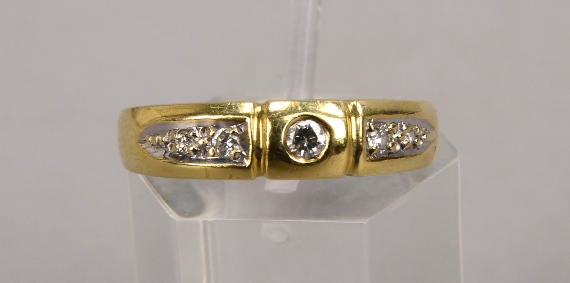 Ring, 585 GG, besetzt mit einzelnem kleinem Brillant von ca. 4 ct, sowie mit Begleitdiamanten/zusamm - Bild 2 aus 2