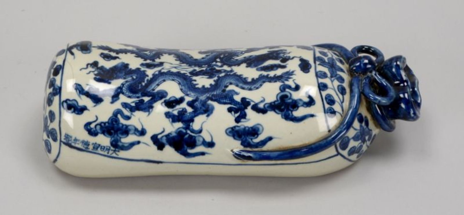 Nackenst&uuml;tze (China), Porzellan, partiell durchbrochen, mit Unterglasurmalerei (Drachenmotive);