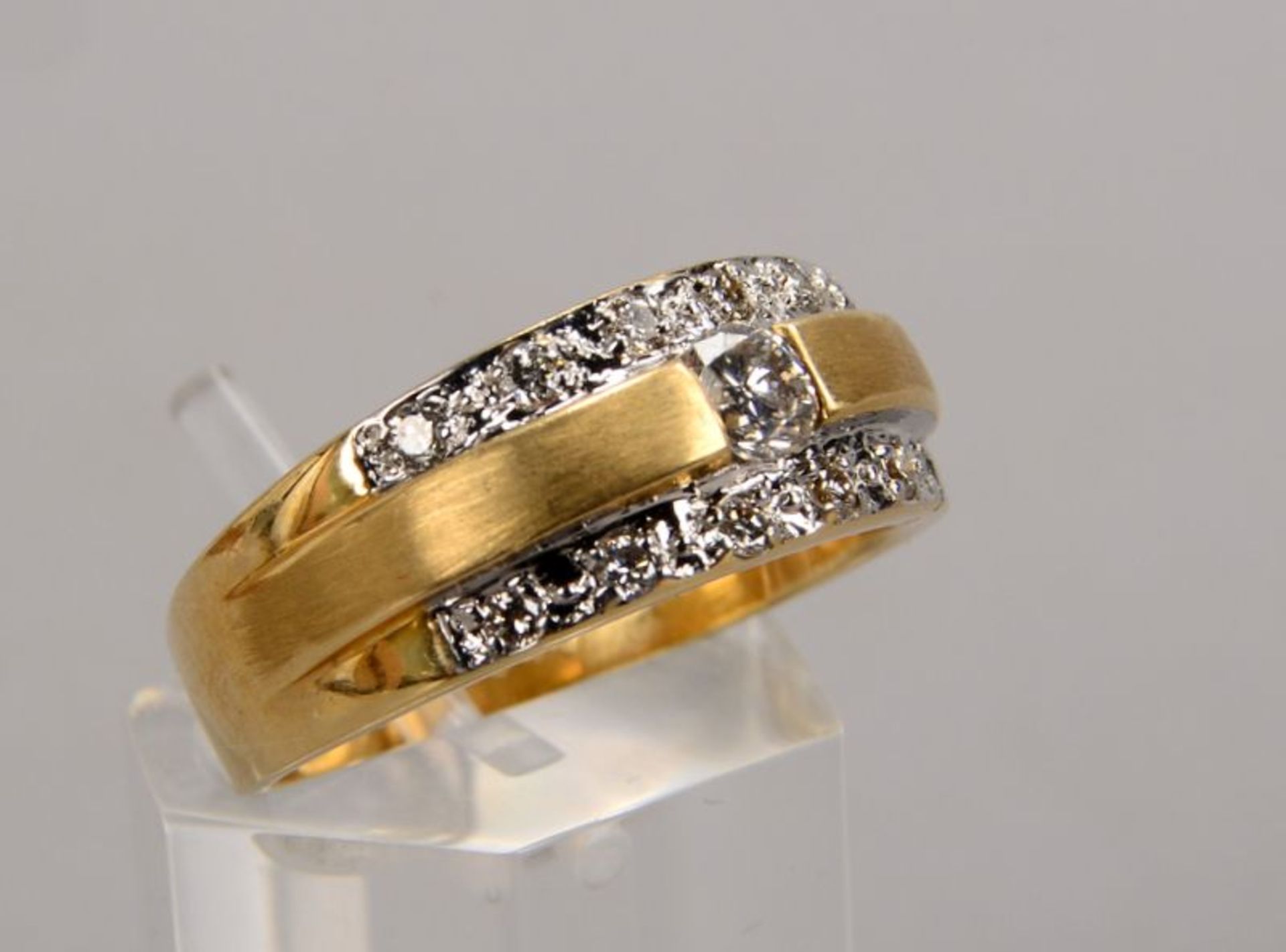 Ring, 585 GG, besetzt mit einzelnem zentralem Brillant und 12x Begleitdiamenten/zusammen ca. 0,44 ct