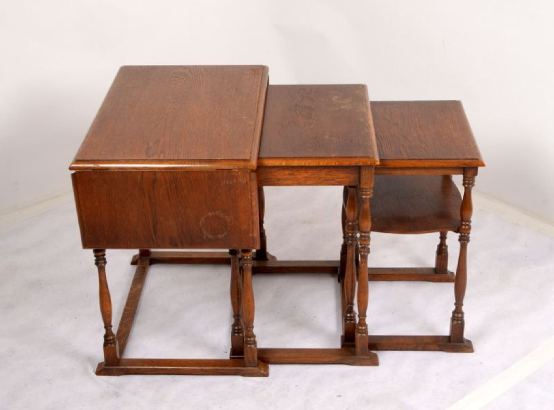Dreisatztisch, Eiche, davon 1x Tisch mit Seitenwangen; Ma&szlig;e/klein: H&ouml;he 52 cm, Breite 37, - Bild 2 aus 3