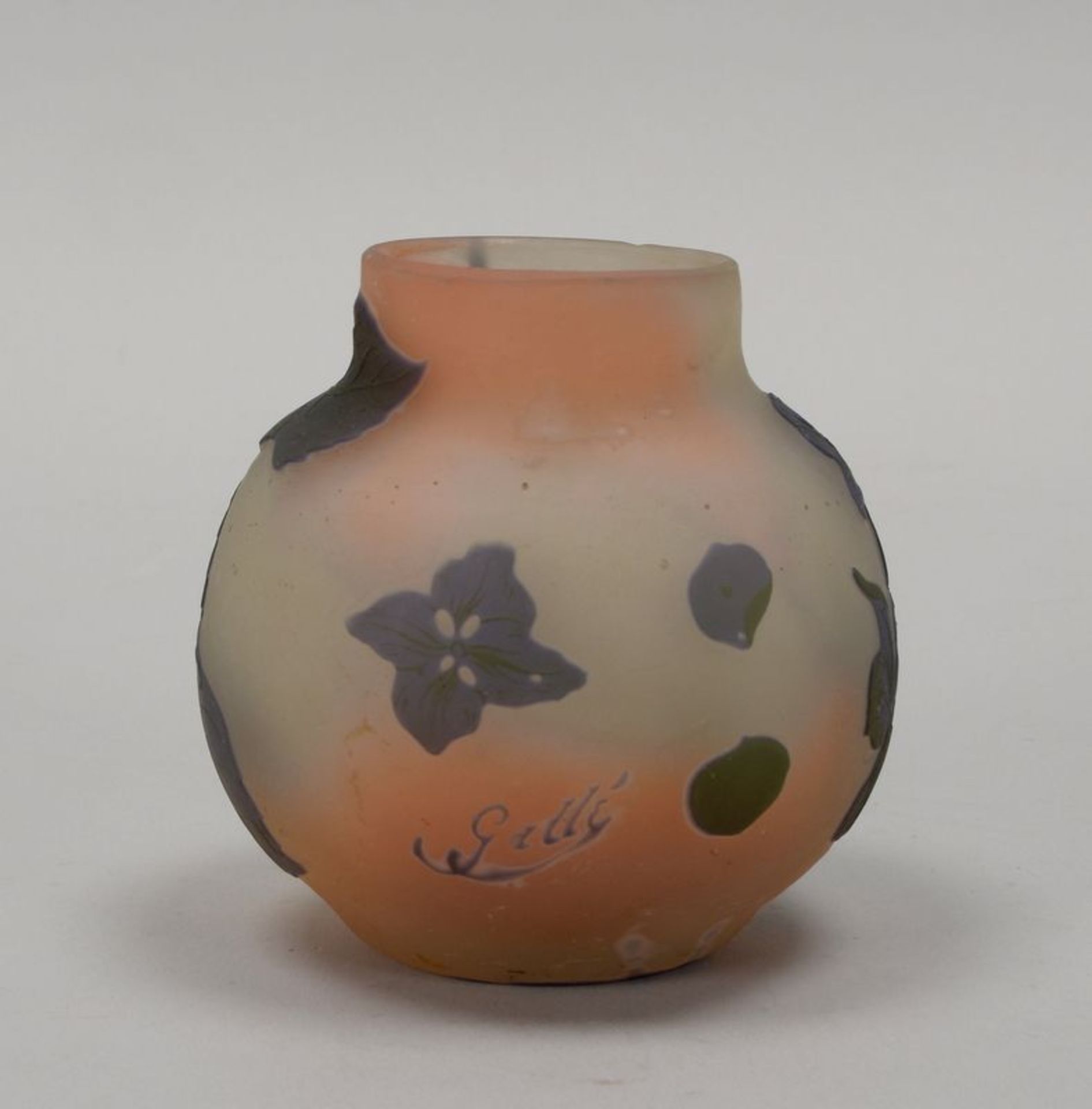 Gall&eacute;, &Eacute;mile (1846 - 1904), Vase, &#039;Hortensias&#039;, farbloses Glas mit rosafarbe - Image 2 of 3
