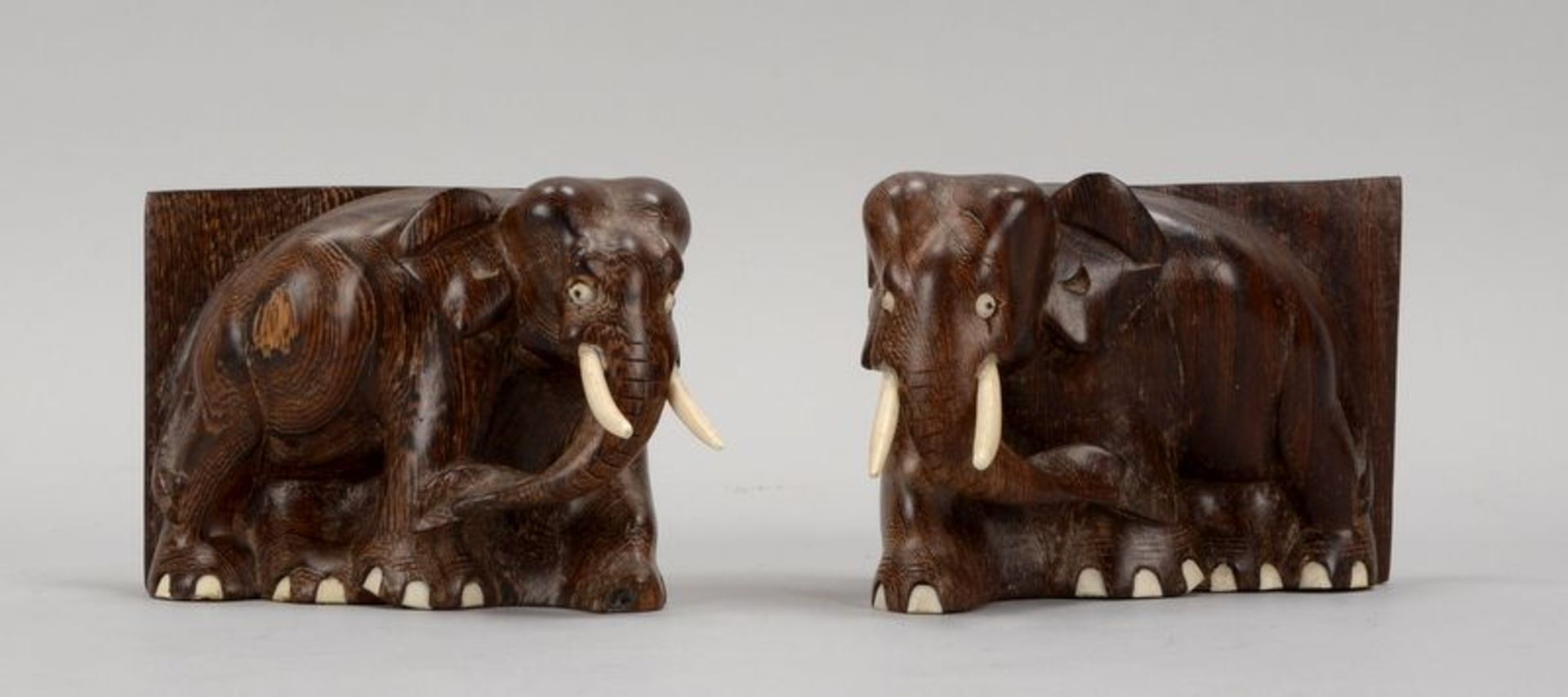 Paar Buchst&uuml;tzen (Afrika), Hartholz, fig&uuml;rlich gestaltet (mit Elefantendarstellungen); H&o