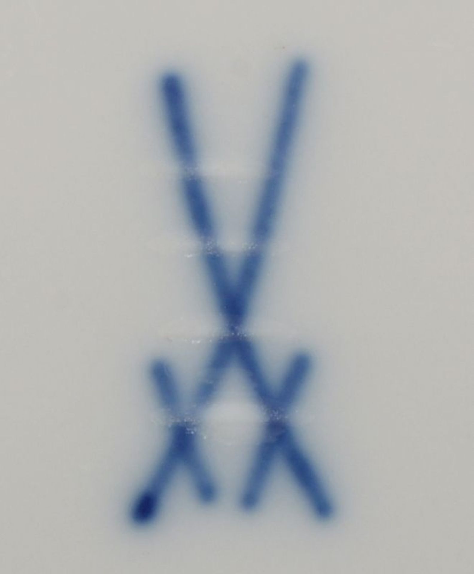 Meissen (4-gestrichen), Prunktablett, mit Zwiebelmuster, Rocaillenrand mit Muscheln und Kartuschen; - Bild 4 aus 4