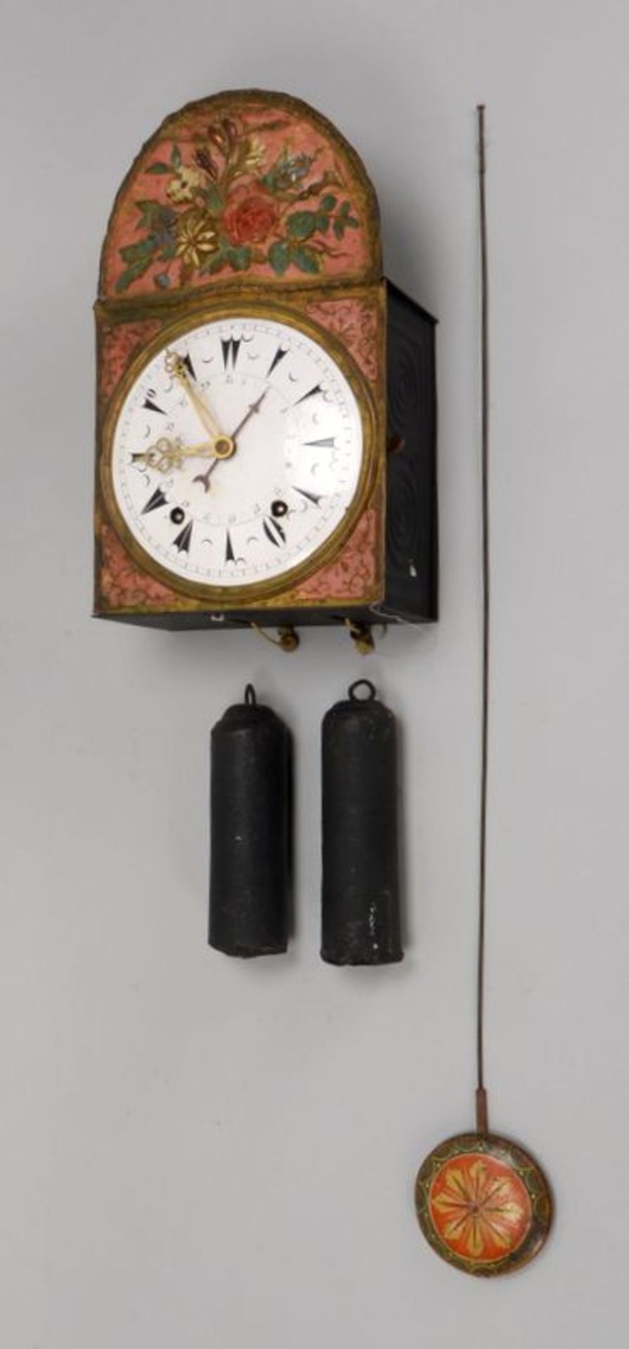 Burgunder-Uhr/Comtoise-Uhr, floral gepr&auml;gtes Messingblech, Emaille-Ziffernblatt mit Messing-Zei