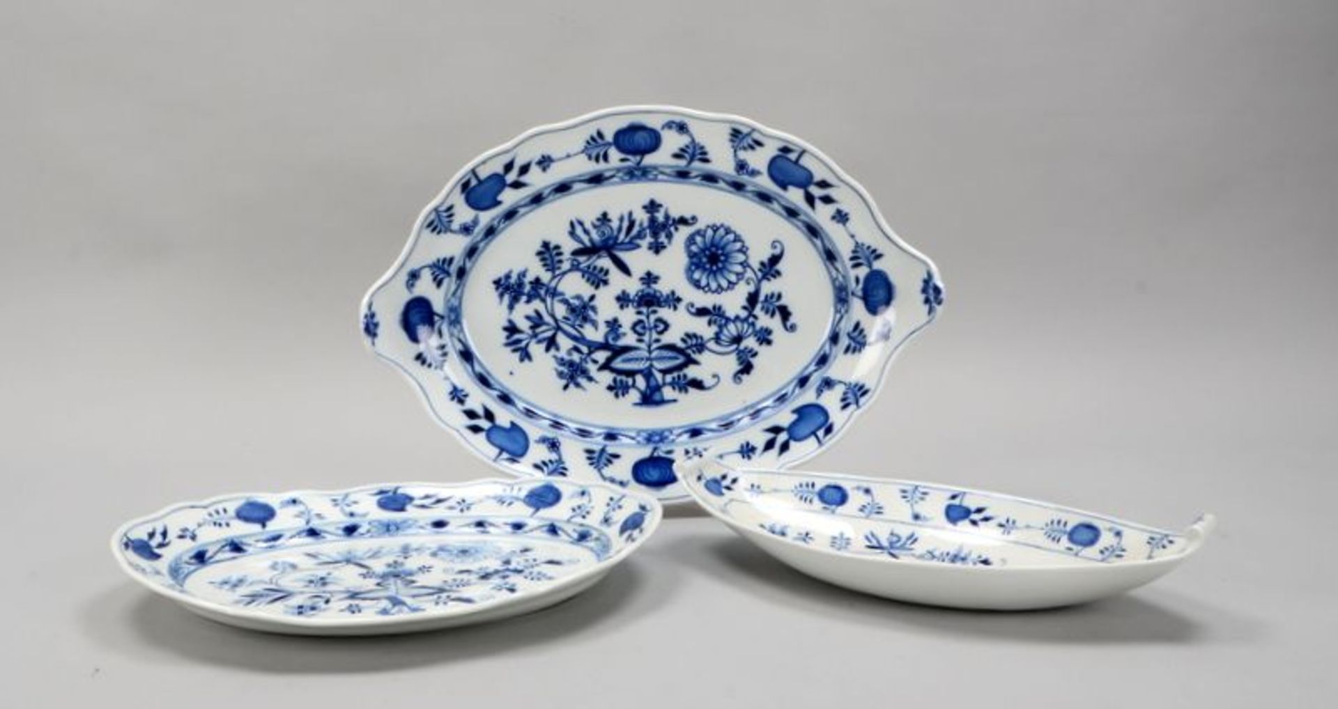 Meissen (alt, unterschiedliche Schwerter-Qualit&auml;ten), 3 Platten/oval, unterschiedliche Gr&ouml;