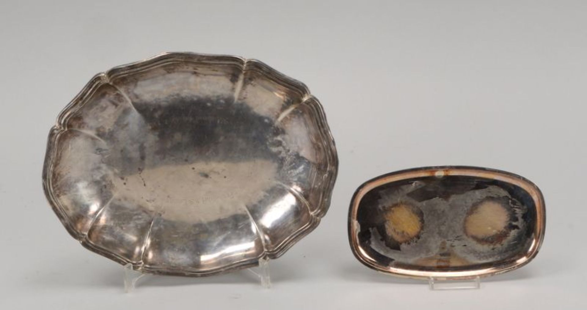 2 Silberteile, unterschiedliche Silbergehalte: Schale, 835 Silber, mit Dresdner Barockrand, Spiegel