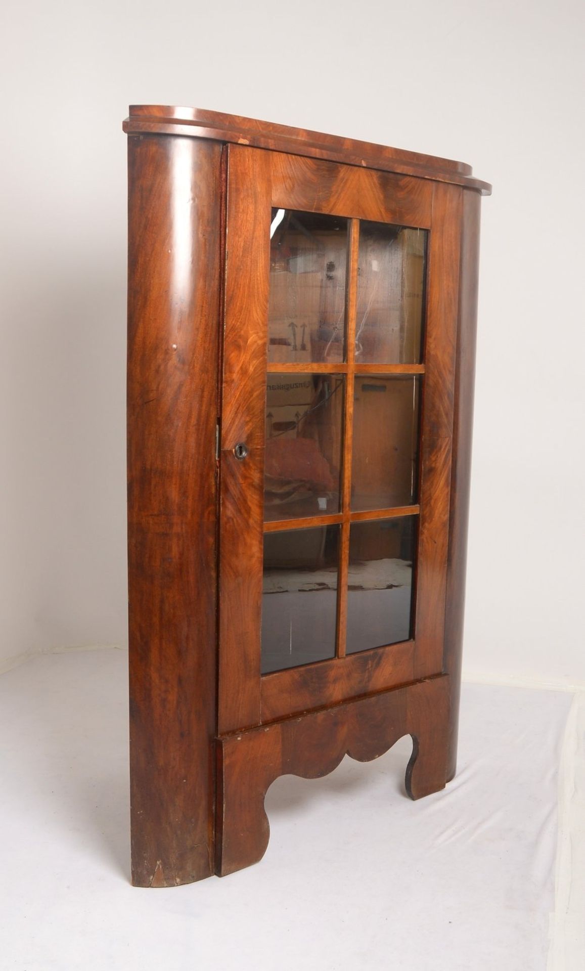 Eckschrank (Biedermeier), Mahagonifurnier, Korpus 1-t&uuml;rig/verglast und versprosst, innen mit 2x - Bild 2 aus 2