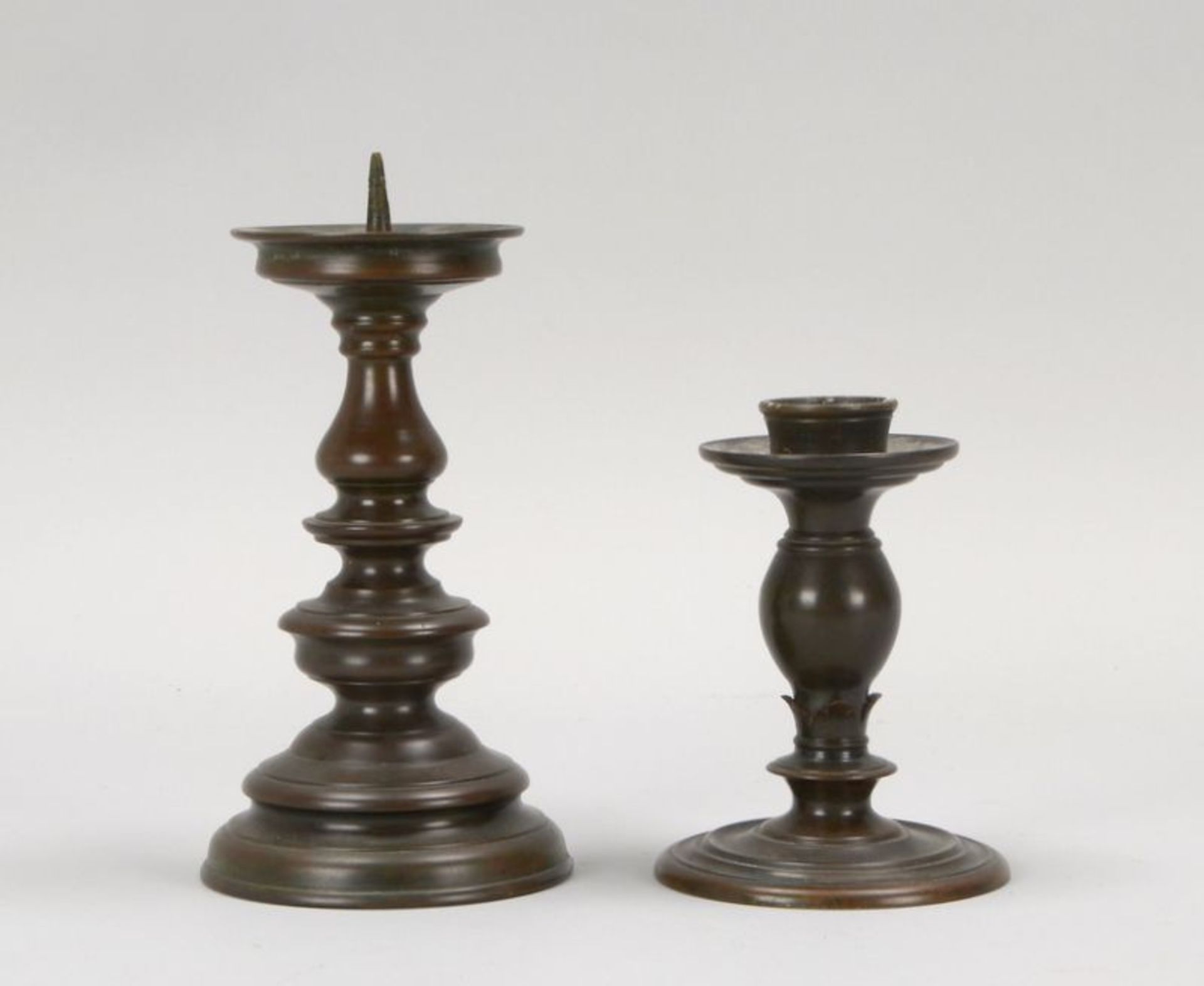 2 Kerzenleuchter, Bronze, verschiedene Ausf&uuml;hrungen, jeweils patiniert, schwerere Ausf&uuml;hru