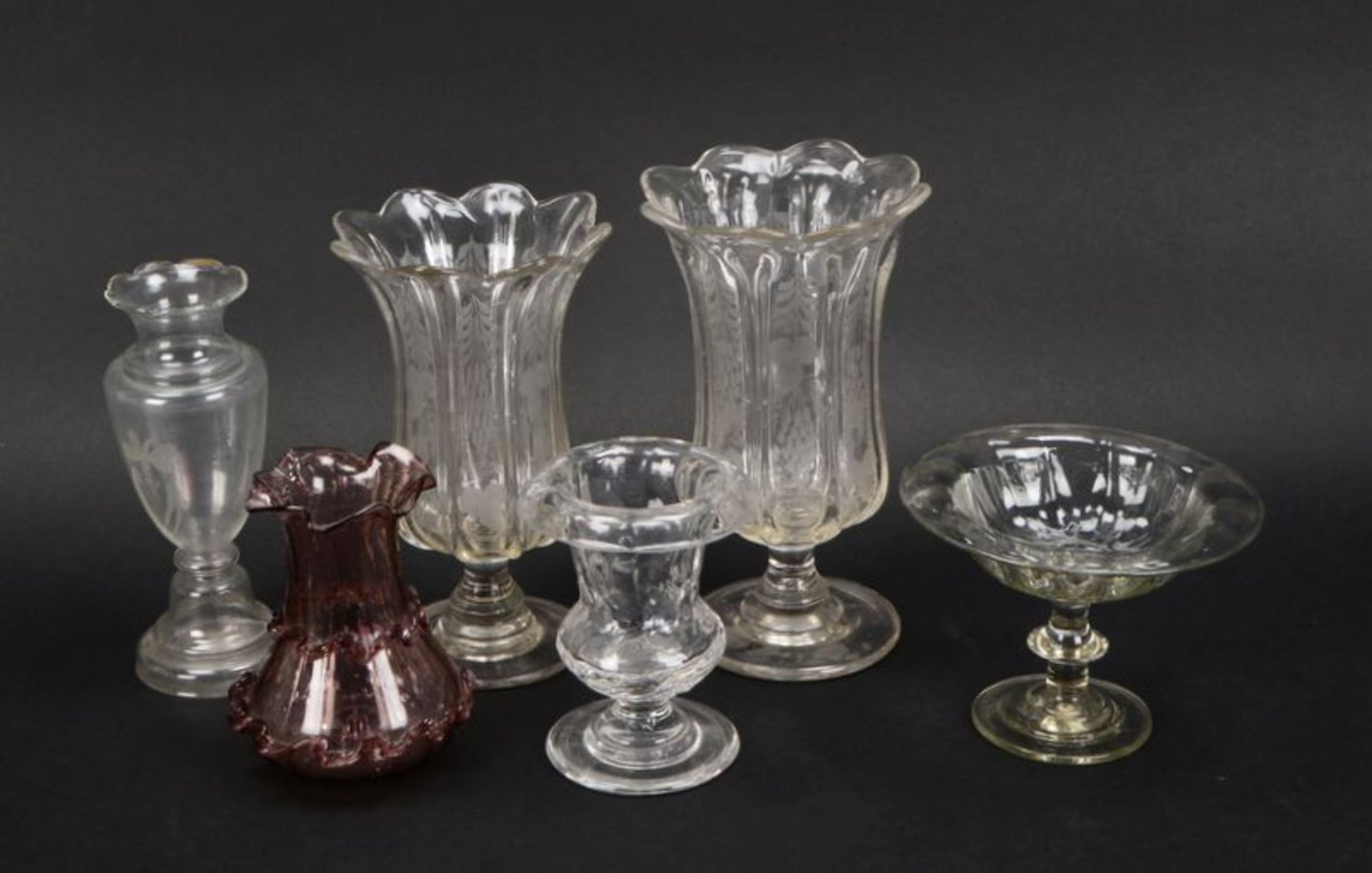 Tischglas-Konvolut (ca. 19. Jahrhundert): Vasen und Fu&szlig;becher/Schalen, unterschiedliche Ausf&u - Bild 2 aus 2