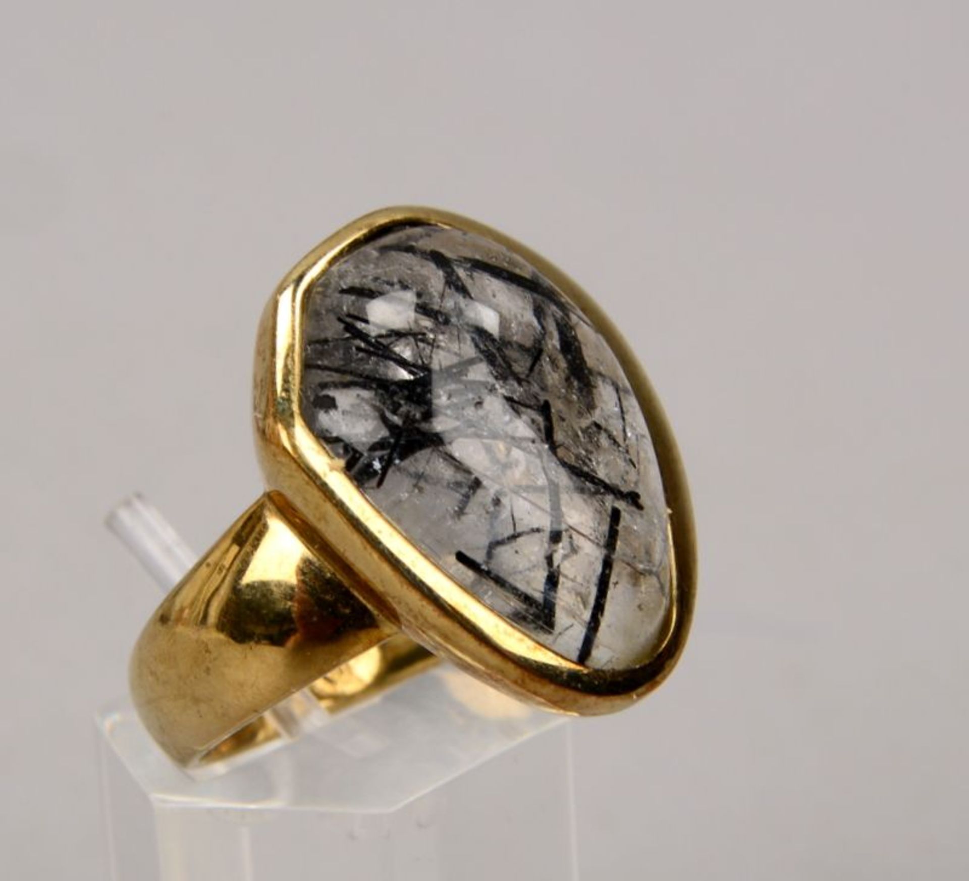Ring (Goldschmiedearbeit), 333 GG, besetzt mit einzelnem Rutil-Bergkristall; RG 57, Gewicht 9,70 g