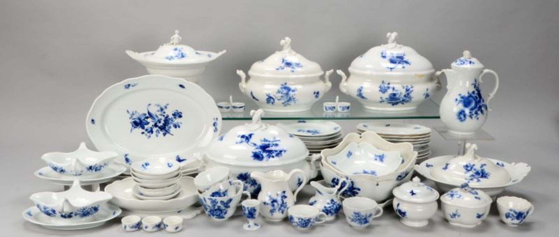 Meissen (Knaufzeit), umfangreiches Speiseservice, Dekor &#039;Blaue Blume mit Insekten&#039;, umfass - Bild 2 aus 2