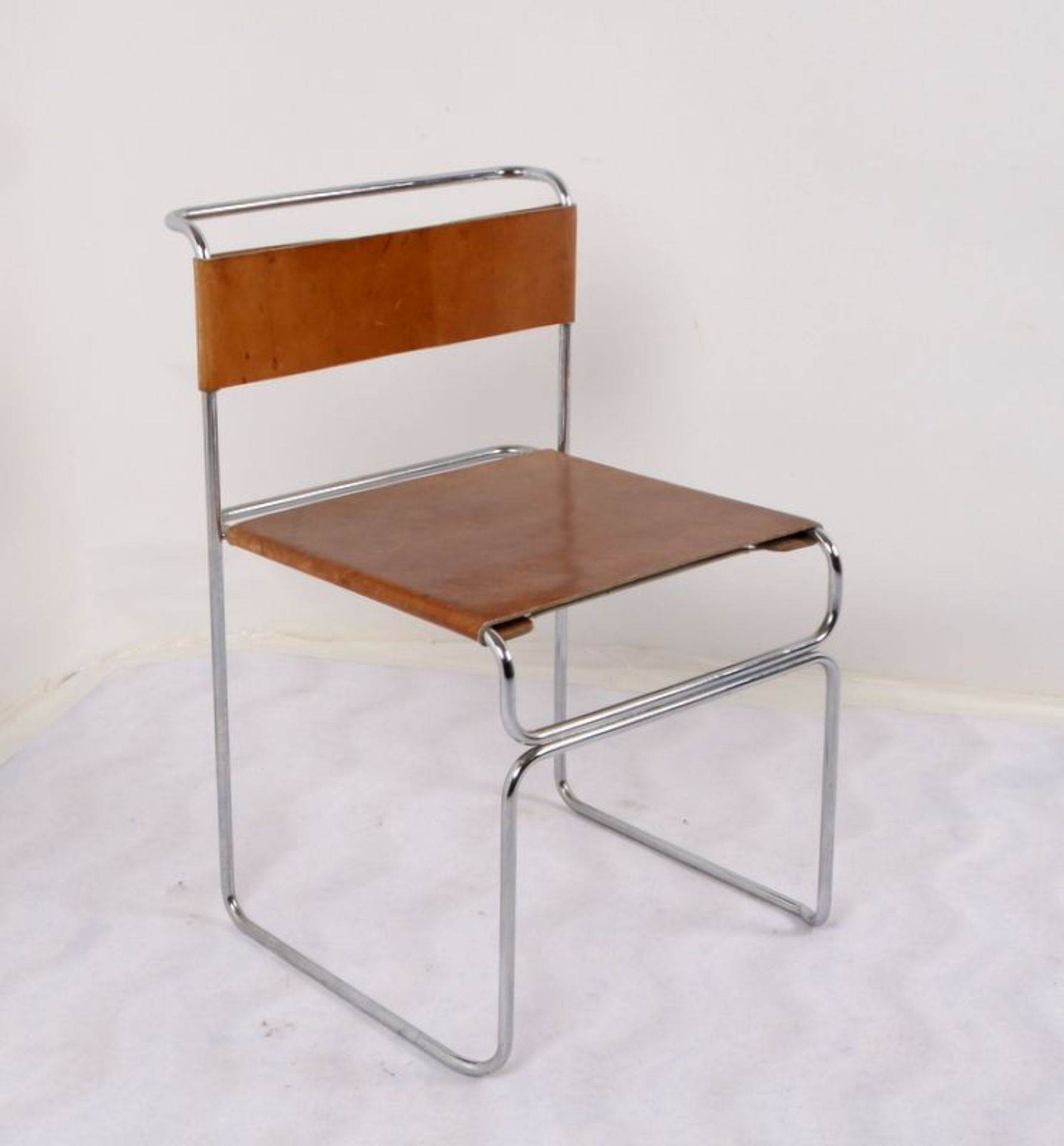 Designer-Stuhl (Industriedesign), Stahl gebogen/verchromt, R&uuml;ckenlehne und Sitzfl&auml;che mit