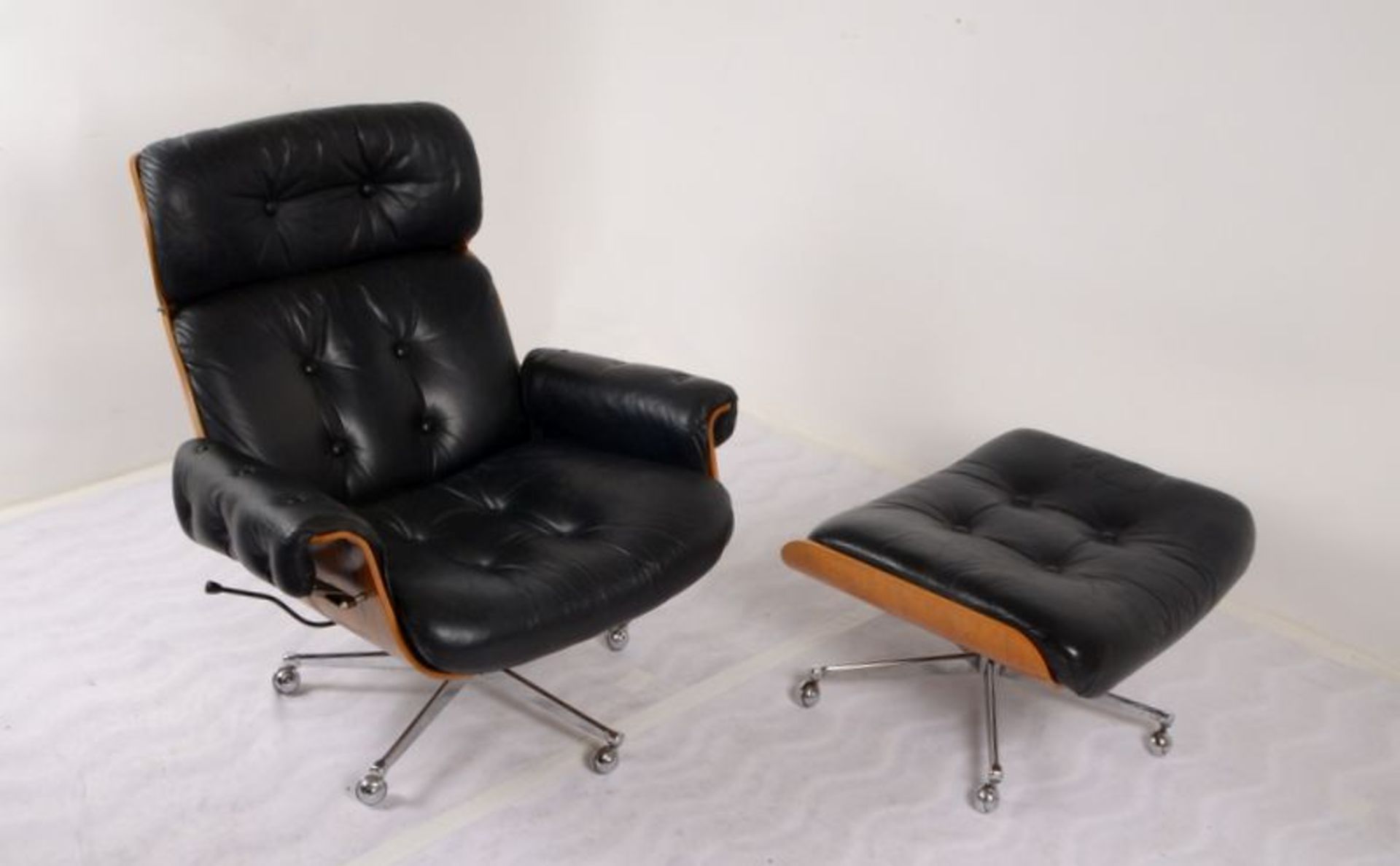 Lounge Chair/Ottomane (Charles &amp; Ray Eames-Nachbau) mit Fu&szlig;hocker, Holzgestell, mit Lederb