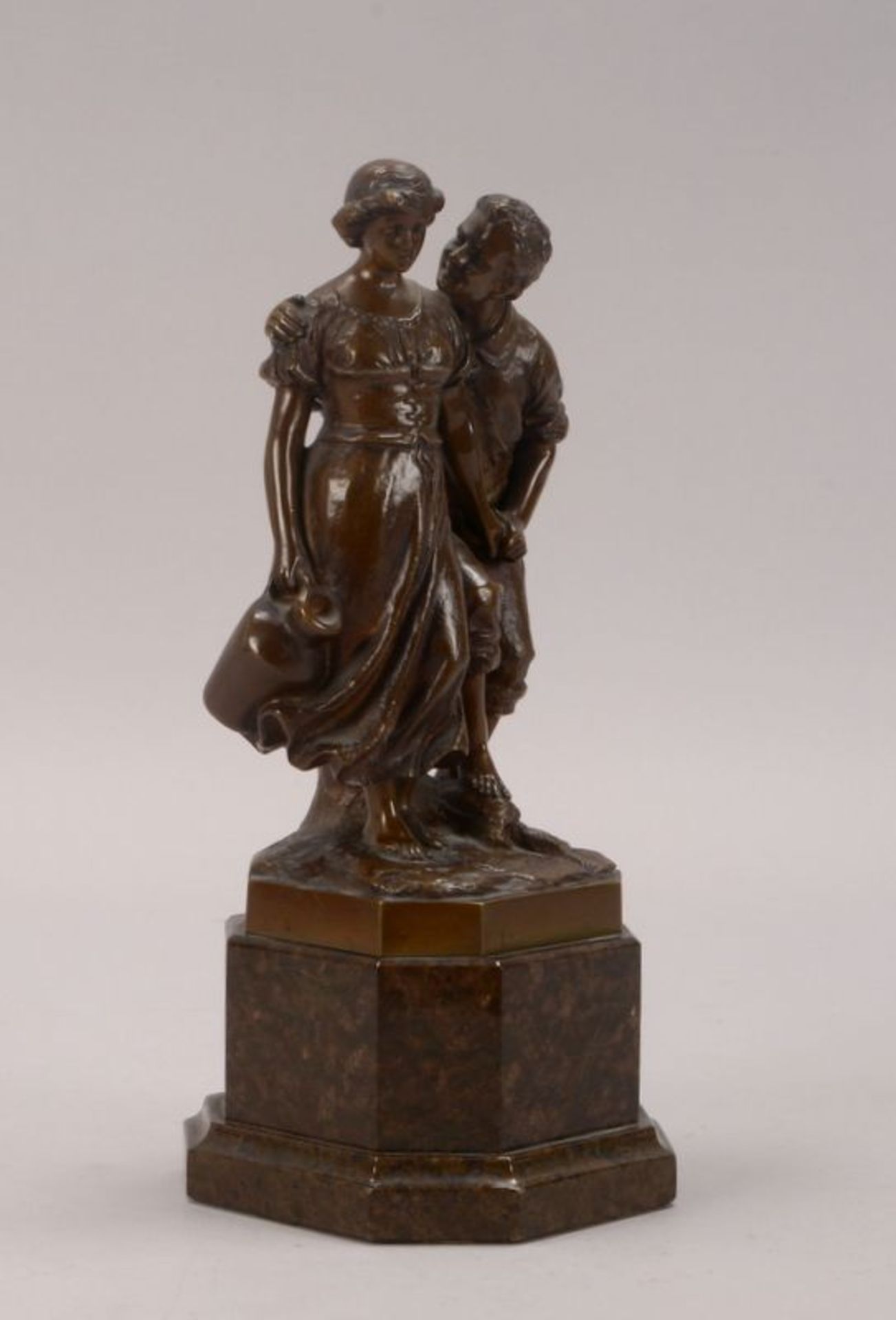 Bronzefigur, &#039;Liebesp&auml;rchen&#039;, verso signiert &#039;F. M&uuml;ller&#039;, auf hohem Ma - Bild 2 aus 2