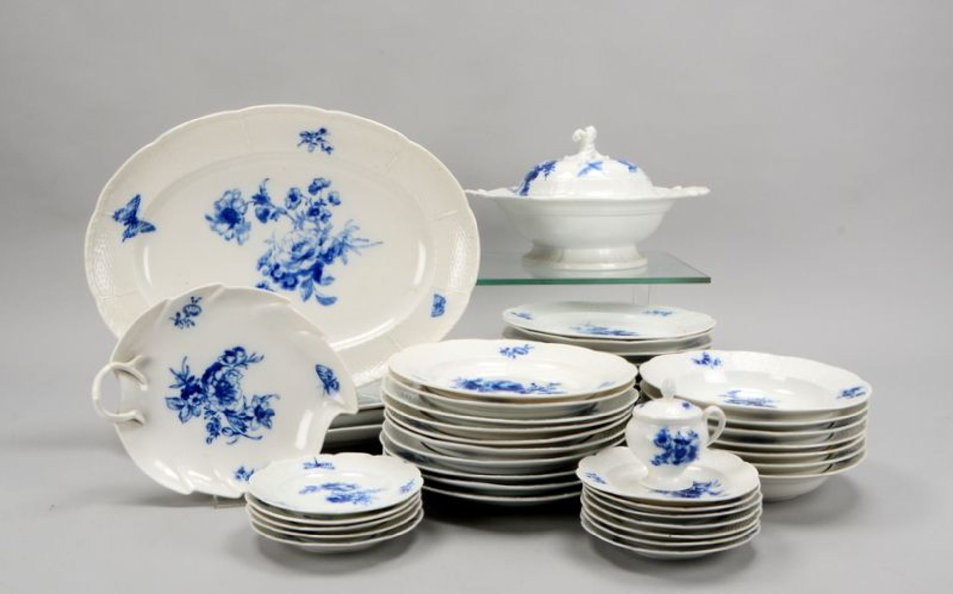 Meissen (Knaufzeit, 2-gestrichen), Speiseservice, mit Korbrand, Dekor &#039;Blaue Blume mit Insekten - Image 2 of 3