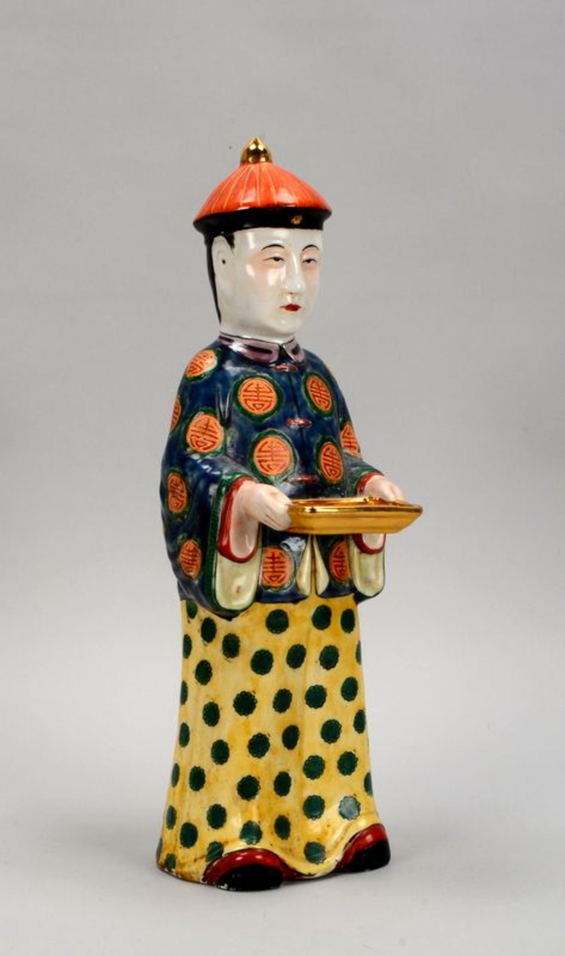 Porzellanfigur (China), &#039;Mann mit goldener Schale&#039;, Figur mit polychromer Bemalung, partie - Bild 2 aus 2