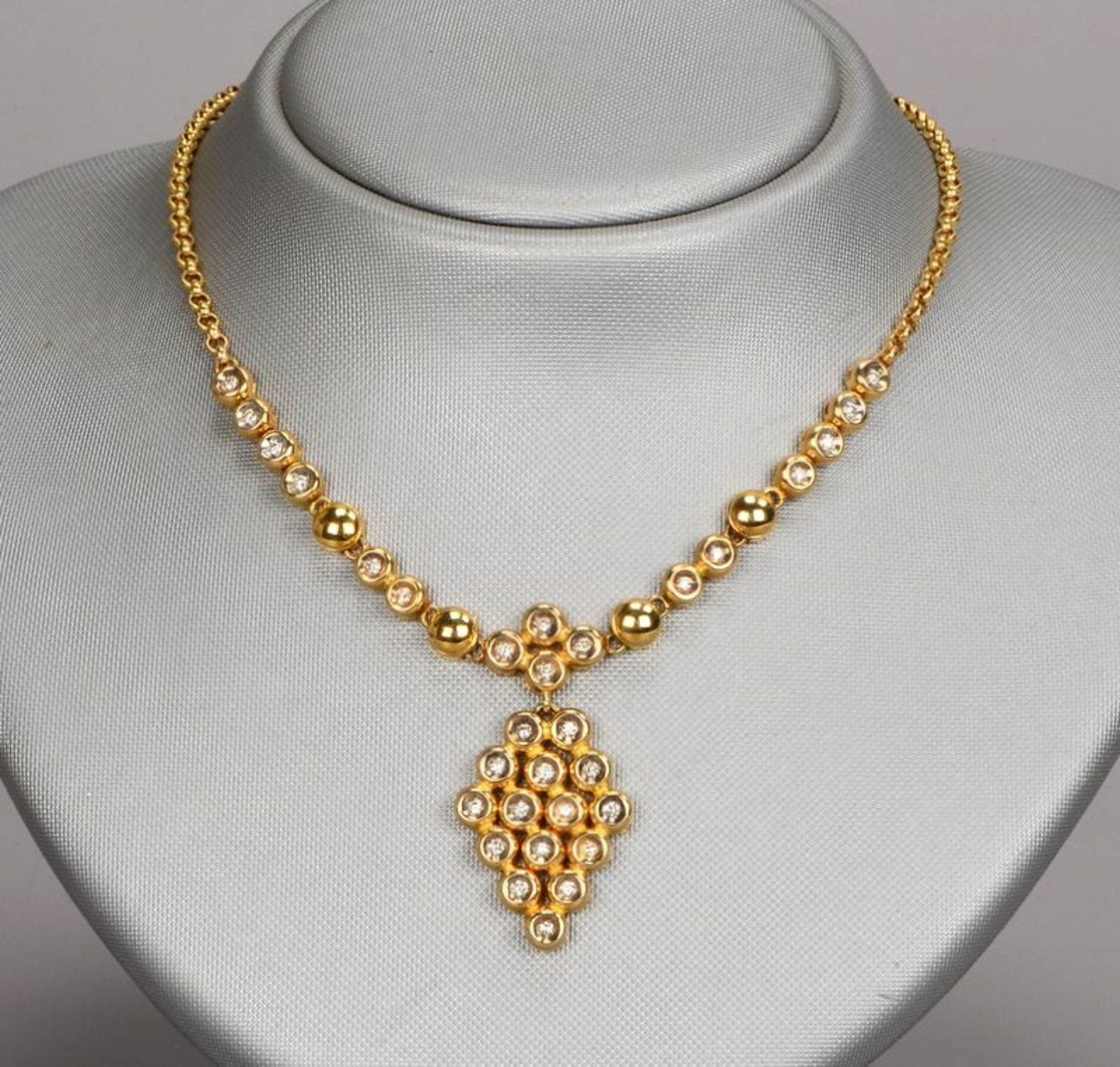 Collier, 585 GG, Mittelteil mit 31-fachem Brillantbesatz/zusammen ca. 0,62 ct, mit Karabinerschlie&s