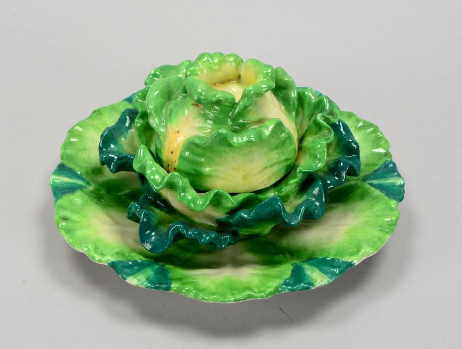 Mehrteilige Sammler-Porzellanfigur: 'Salatkopf/große Blüte(?) auf Teller', polychrom staffiert, unt - Bild 2 aus 6