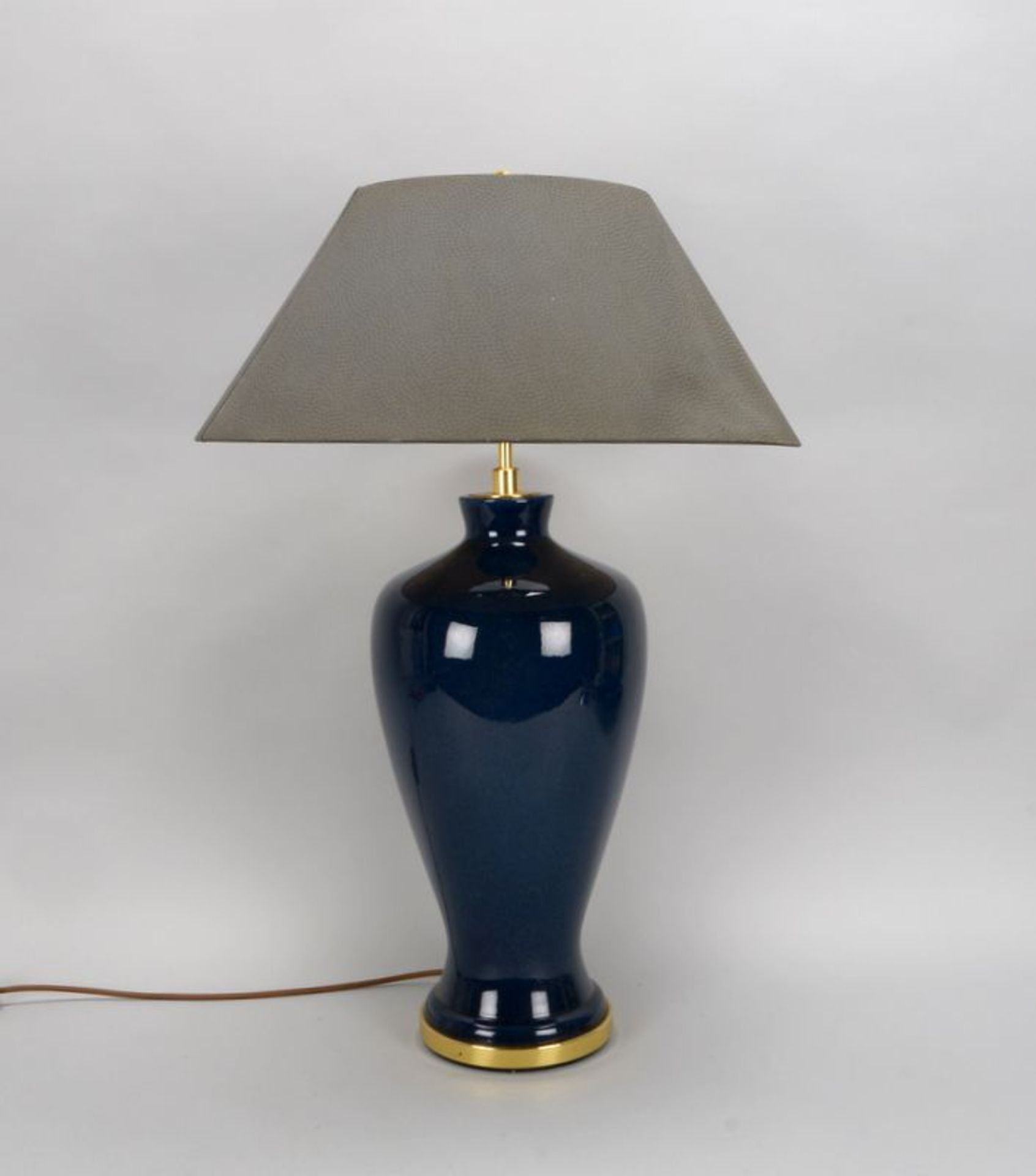 Gro&szlig;e Tischlampe/Bodenlampe, 2-flammig, blauer Keramik-Korpus, mit grauem Schirm in Schweinsle