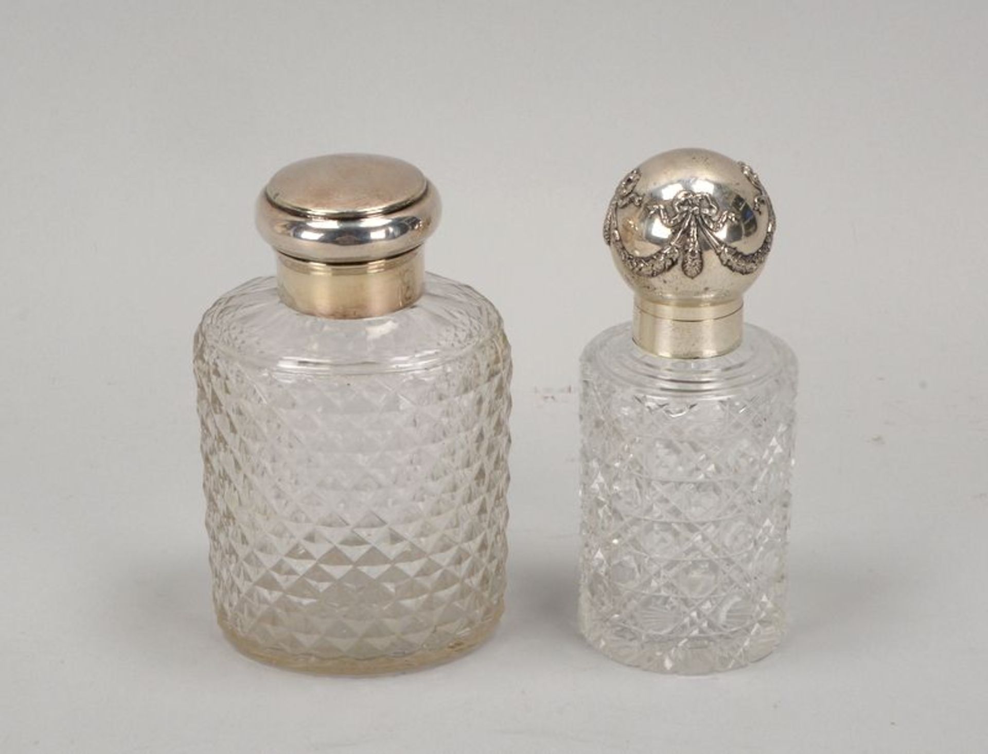 2 Flacons, Kristallglas, davon 1x mit Silberdeckel; H&ouml;he 15 cm (1x Flacon mit Besto&szlig;ung/S - Bild 3 aus 4
