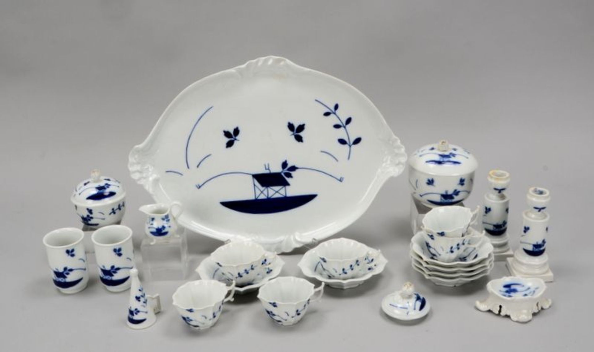 Meissen (Knaufzeit, 2-gestrichen), Rest-Teeservice, blaue Chinoiserie-Unterglasurmalerei, umfassend: