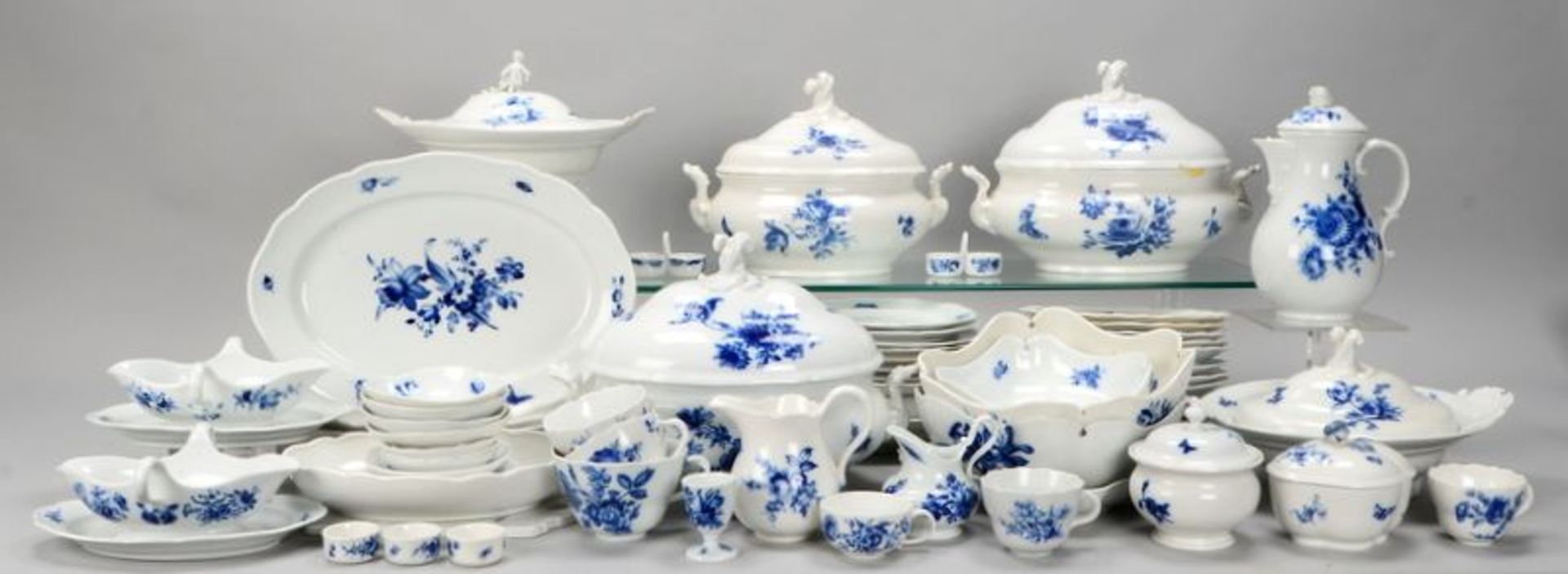 Meissen (Knaufzeit), umfangreiches Speiseservice, Dekor &#039;Blaue Blume mit Insekten&#039;, umfass