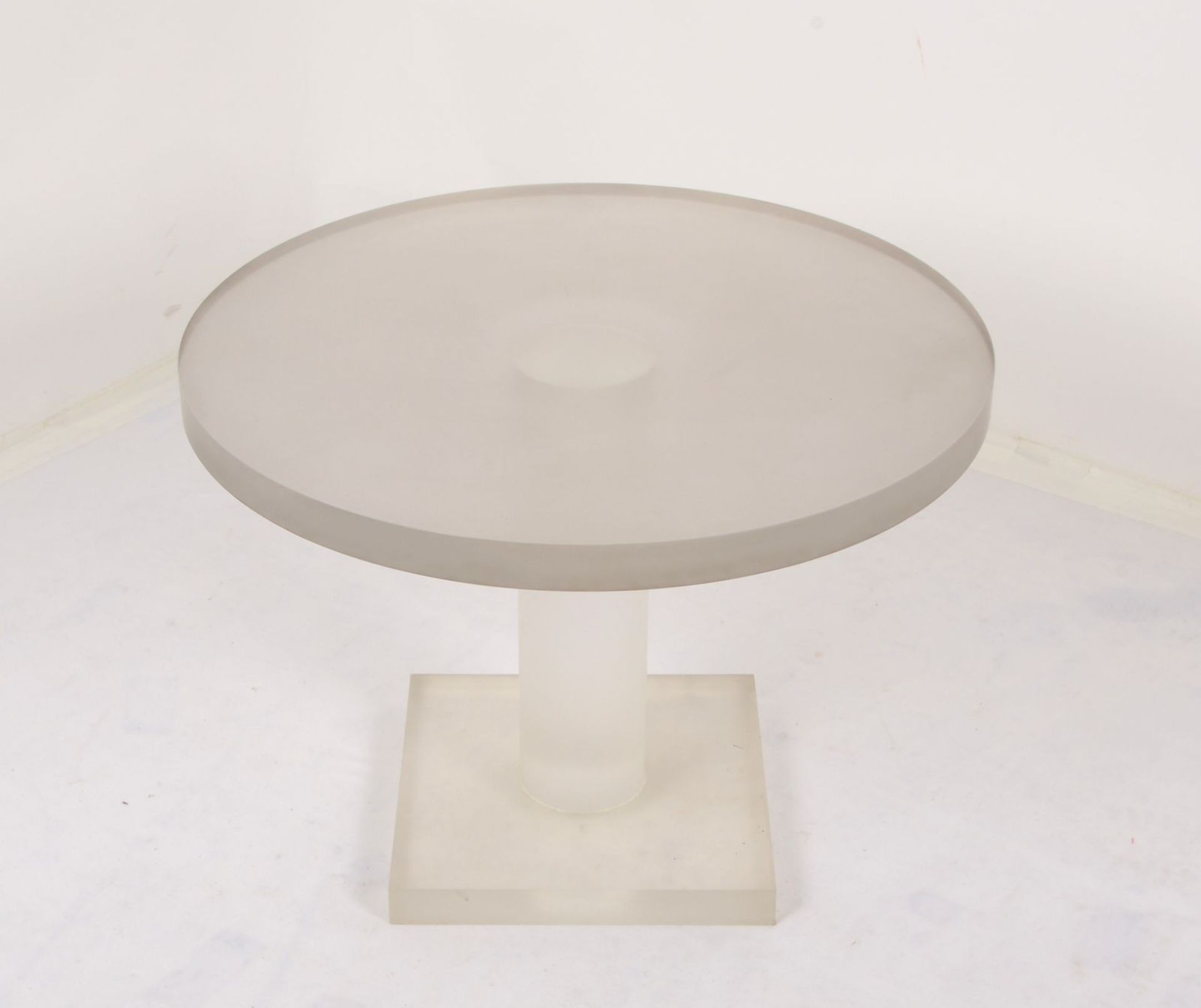 Couchtisch, Plexiglas/mattiert, runde starke Platte/4 cm, auf quadratischem Fu&szlig;; H&ouml;he 50,