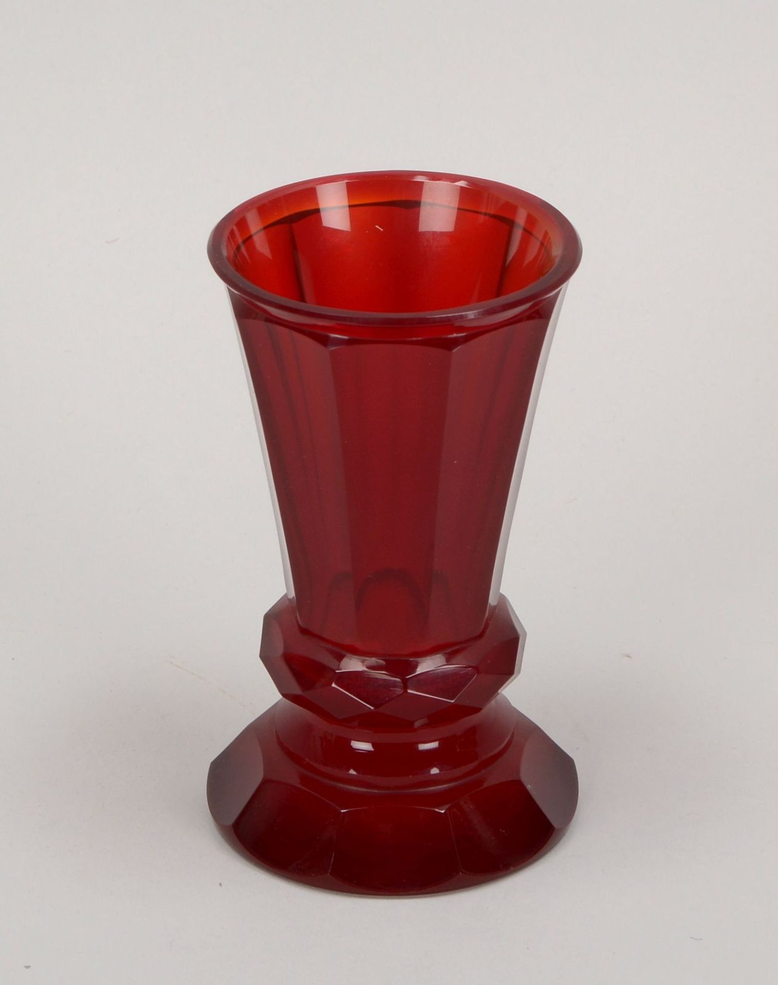 Pokalglas (Biedermeier), Wandung facettiert, Farbe Kirschrot, mit ausgeschliffenem Abriss; H&ouml;he - Image 2 of 2